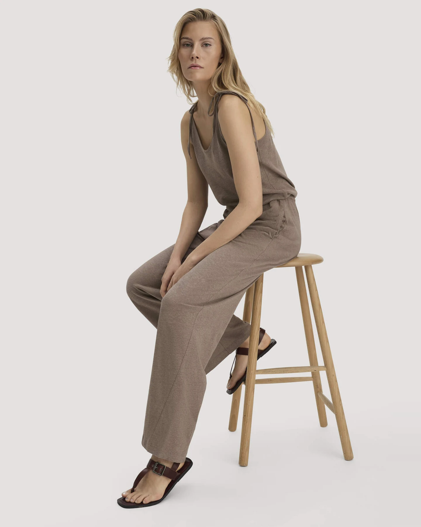 hessnatur Damen Jersey Jumpsuit Relaxed aus Leinen und Bio-Baumwolle - braun - Größe 40 – Ansicht 4