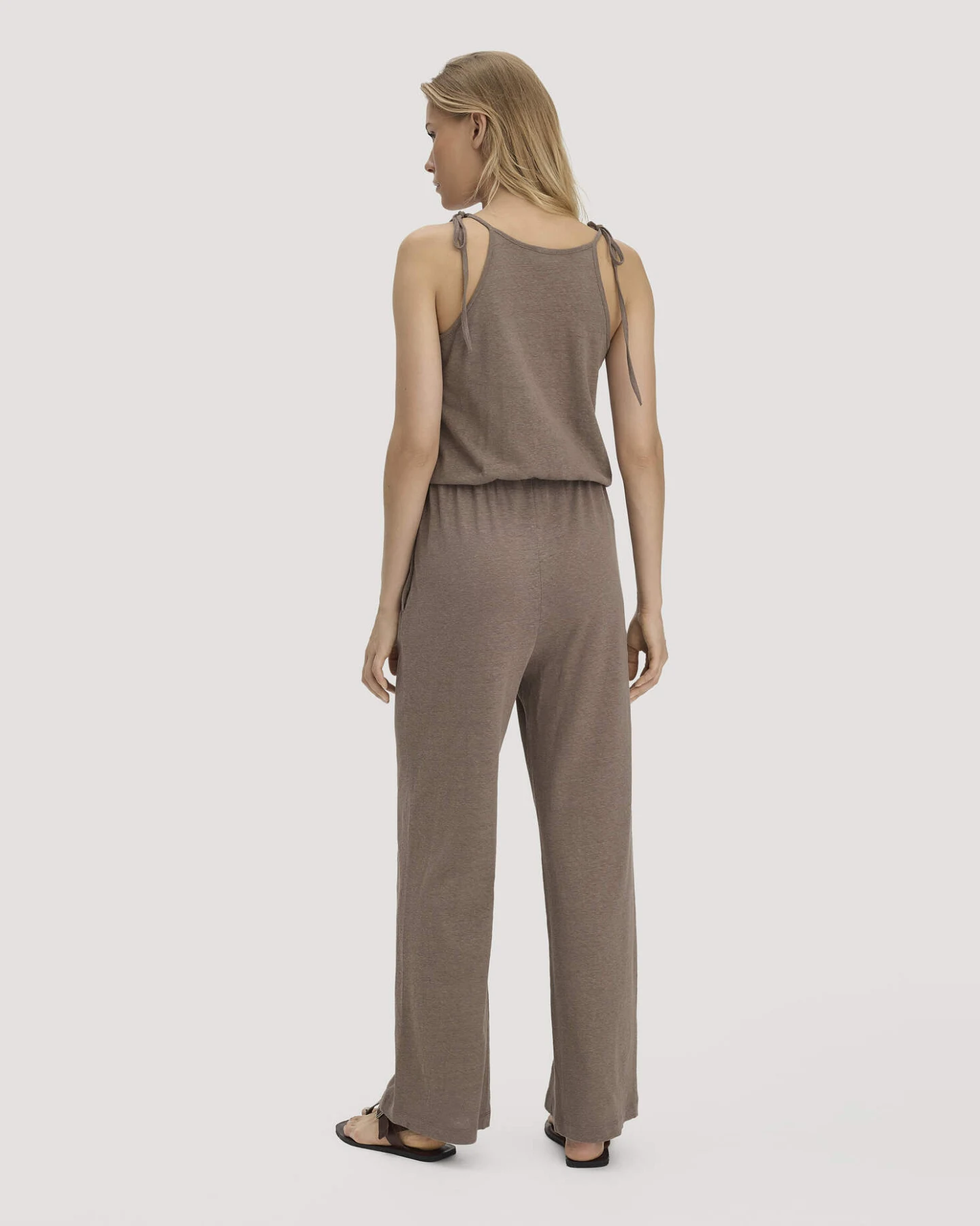 hessnatur Damen Jersey Jumpsuit Relaxed aus Leinen und Bio-Baumwolle - braun - Größe 46 – Ansicht 2