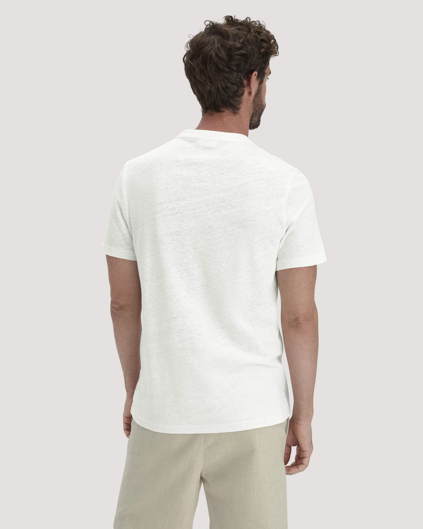hessnatur Herren Henley T-Shirt Regular aus Leinen und Bio-Baumwolle - weiß - Größe 50 – Ansicht 2