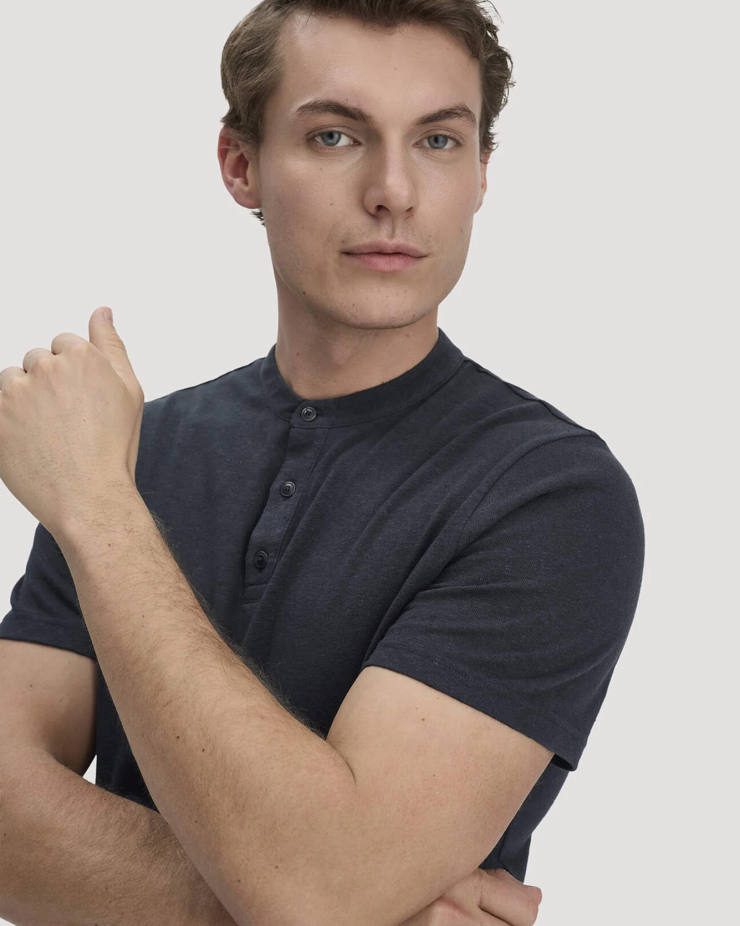 hessnatur Herren Henley T-Shirt Regular aus Leinen und Bio-Baumwolle - blau - Größe 46 – Ansicht 4