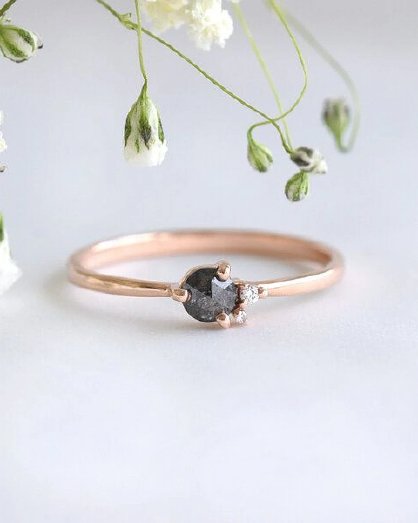 Eppi Zarter Ring mit Salt and Pepper Diamant Adnan – Ansicht 2