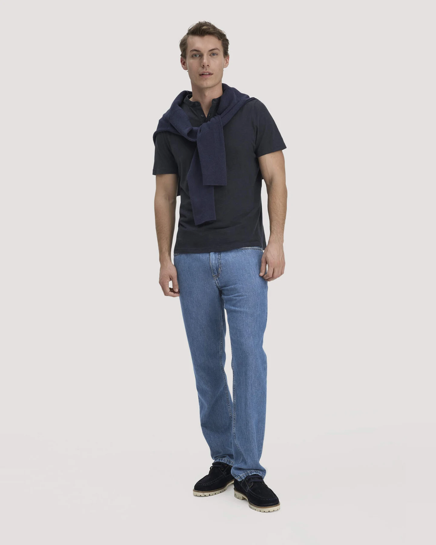hessnatur Herren Henley T-Shirt Regular aus Leinen und Bio-Baumwolle - blau - Größe 52 – Ansicht 2