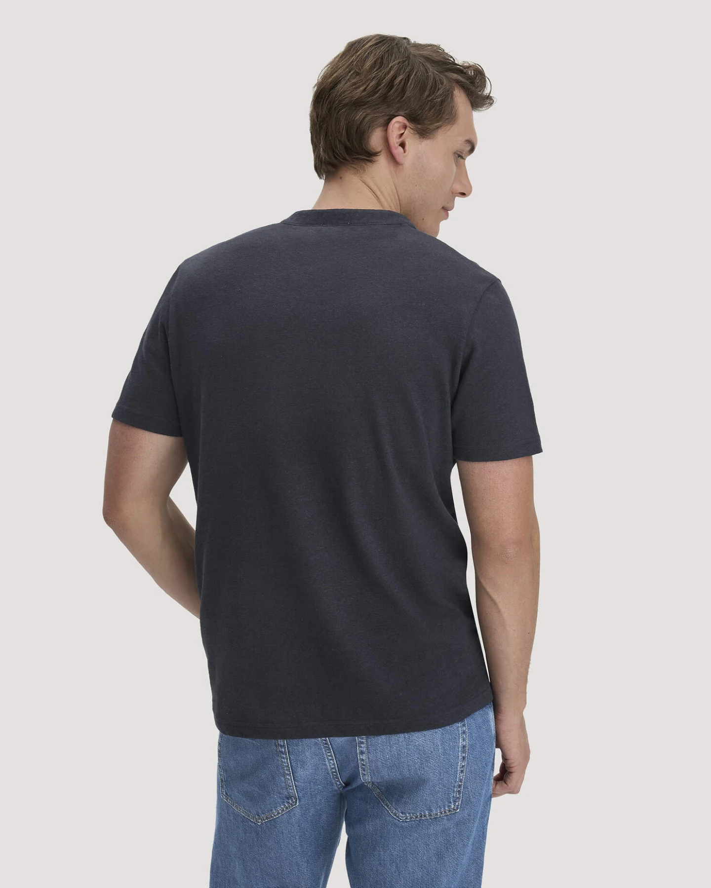 hessnatur Herren Henley T-Shirt Regular aus Leinen und Bio-Baumwolle - blau - Größe 52 – Ansicht 3