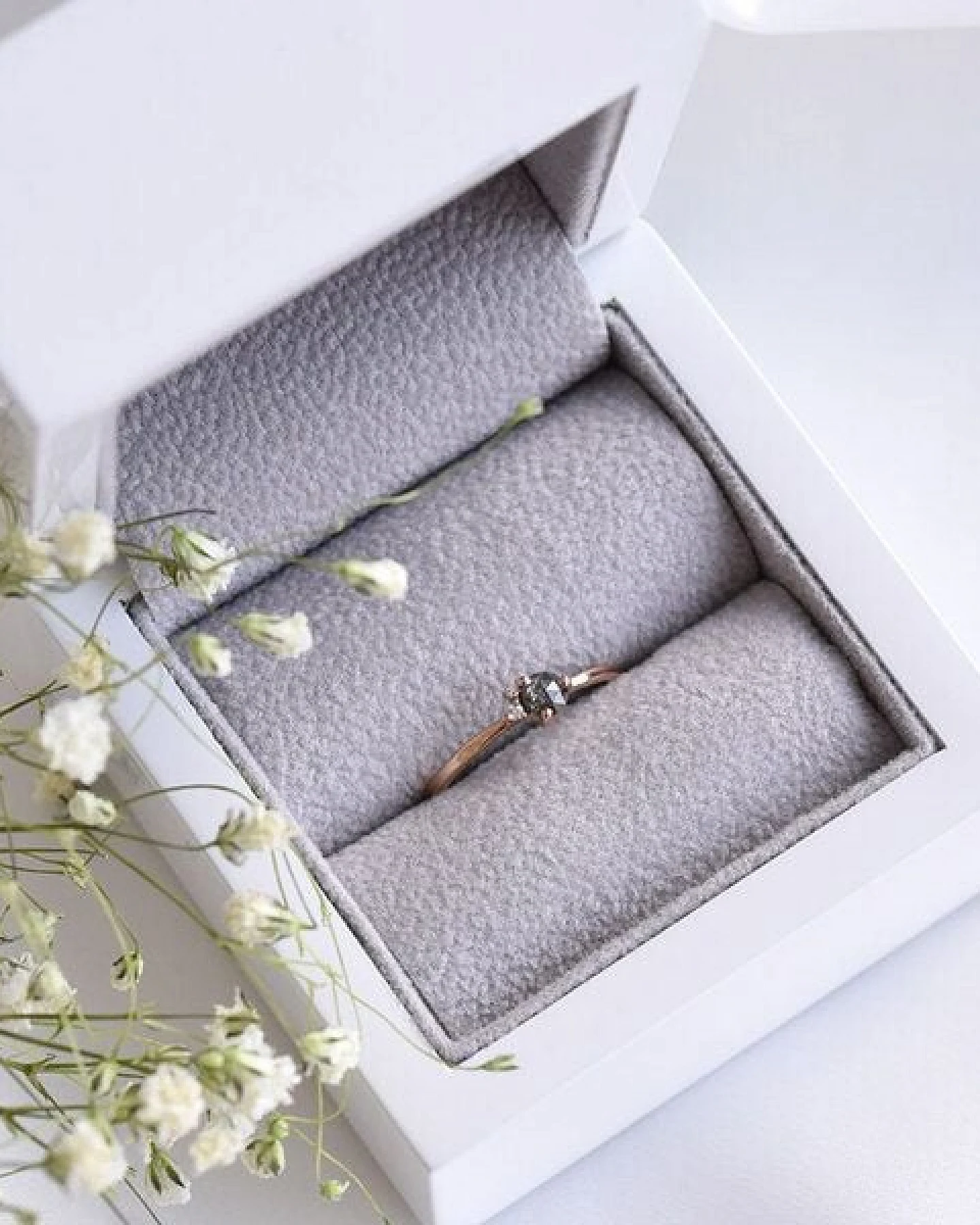 Eppi Zarter Ring mit Salt and Pepper Diamant Adnan – Ansicht 4
