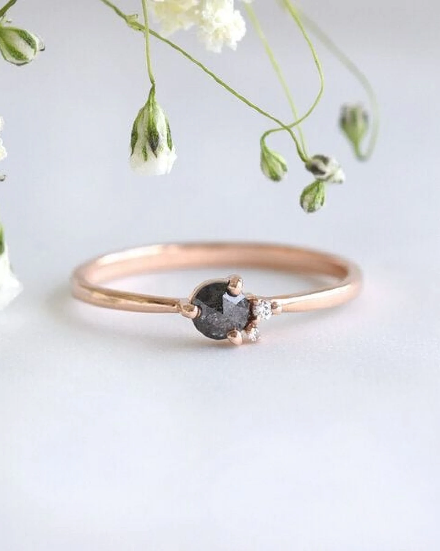 Eppi Zarter Ring mit Salt and Pepper Diamant Adnan – Ansicht 2