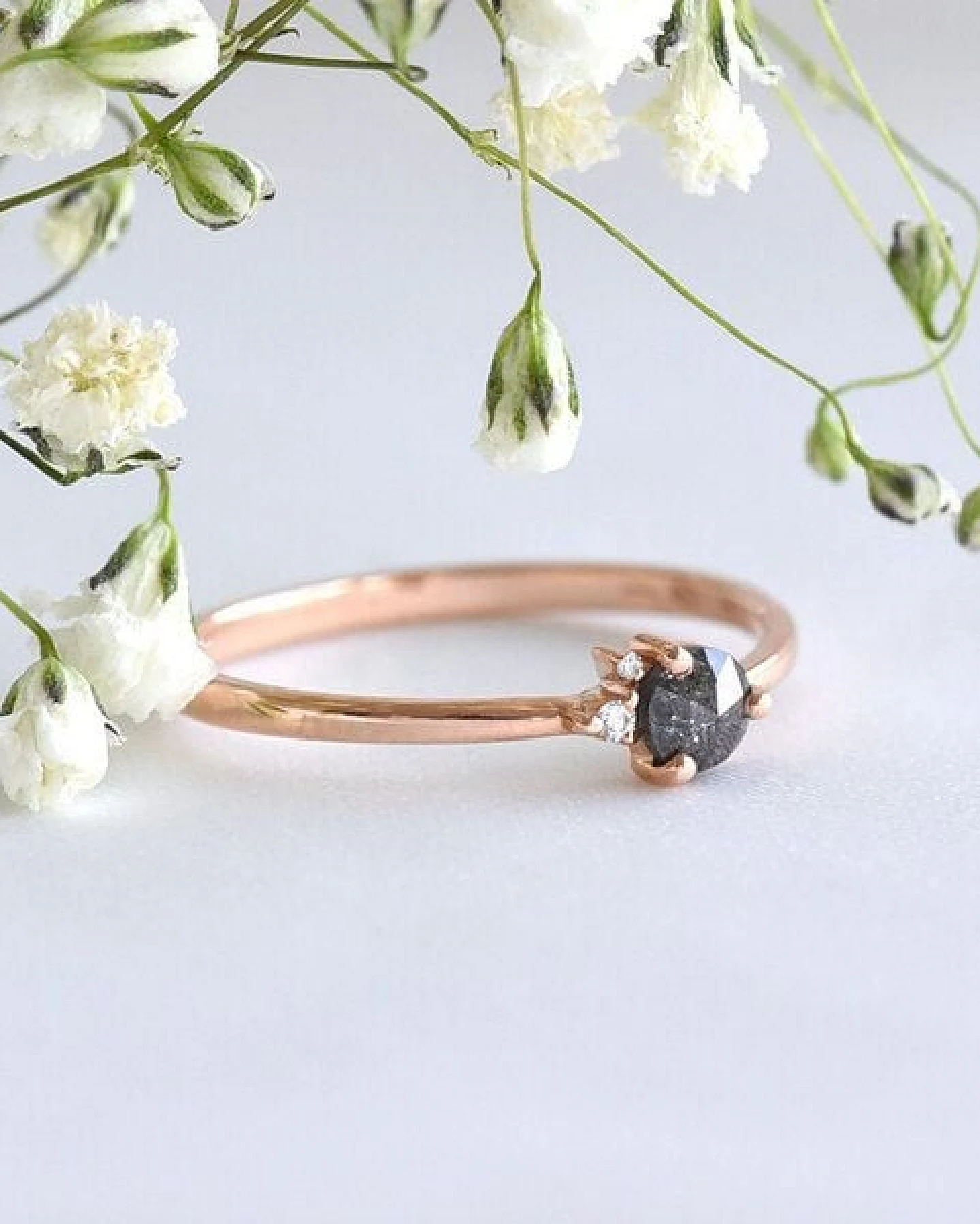 Eppi Zarter Ring mit Salt and Pepper Diamant Adnan – Ansicht 3