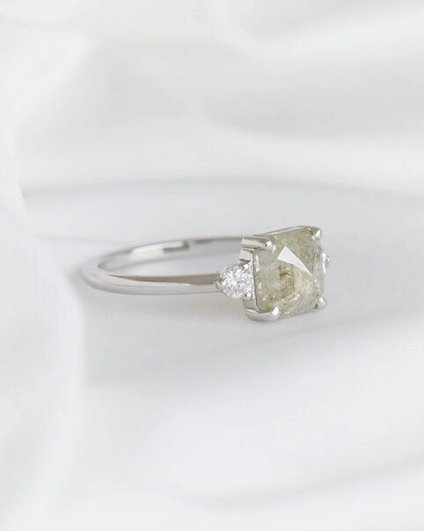 Eppi Goldenring mit einem Salt and Pepper Diamanten Mahmud – Ansicht 2