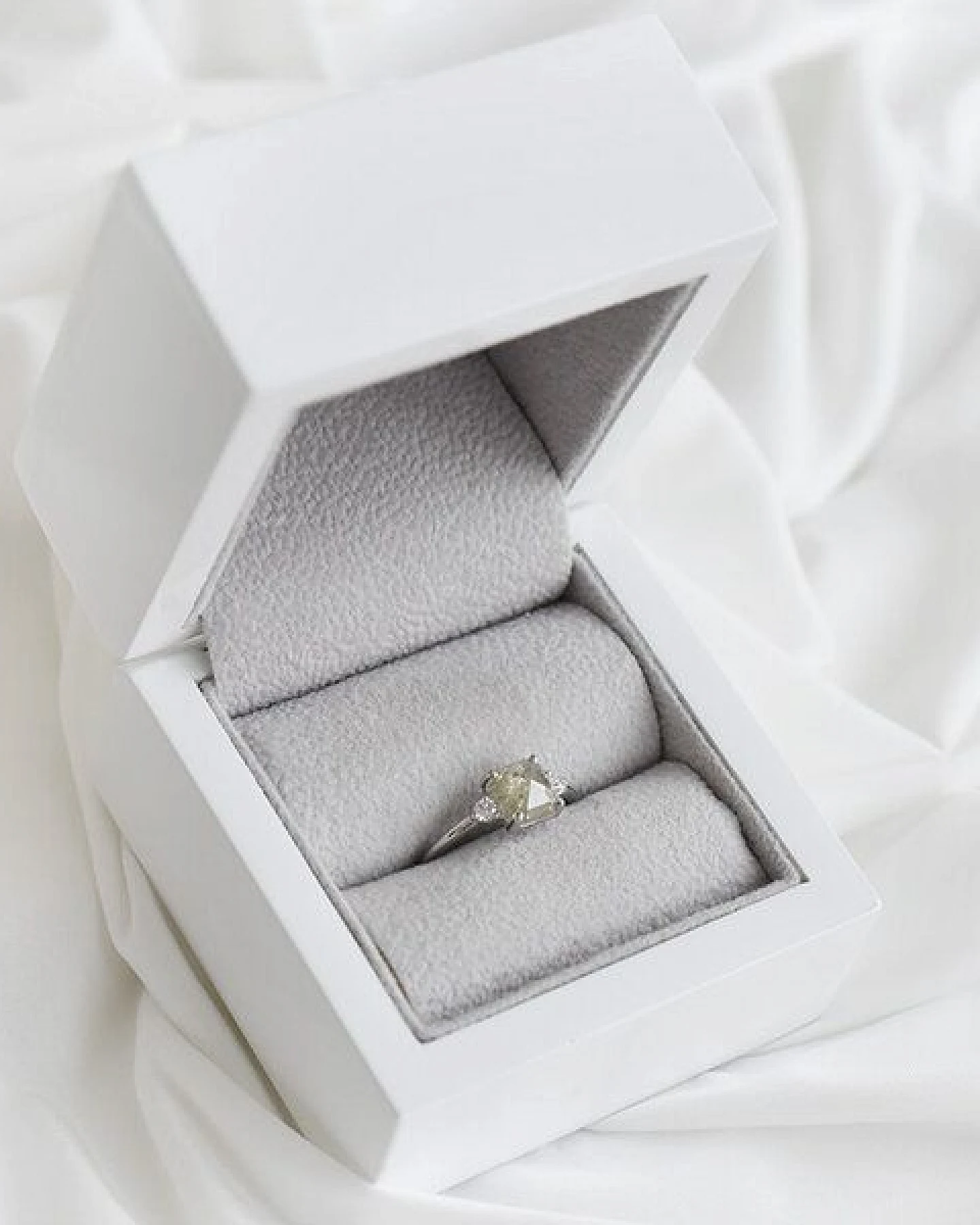 Eppi Goldenring mit einem Salt and Pepper Diamanten Mahmud – Ansicht 3