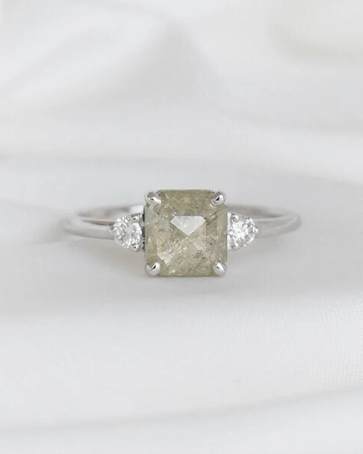 Eppi Goldenring mit einem Salt and Pepper Diamanten Mahmud
