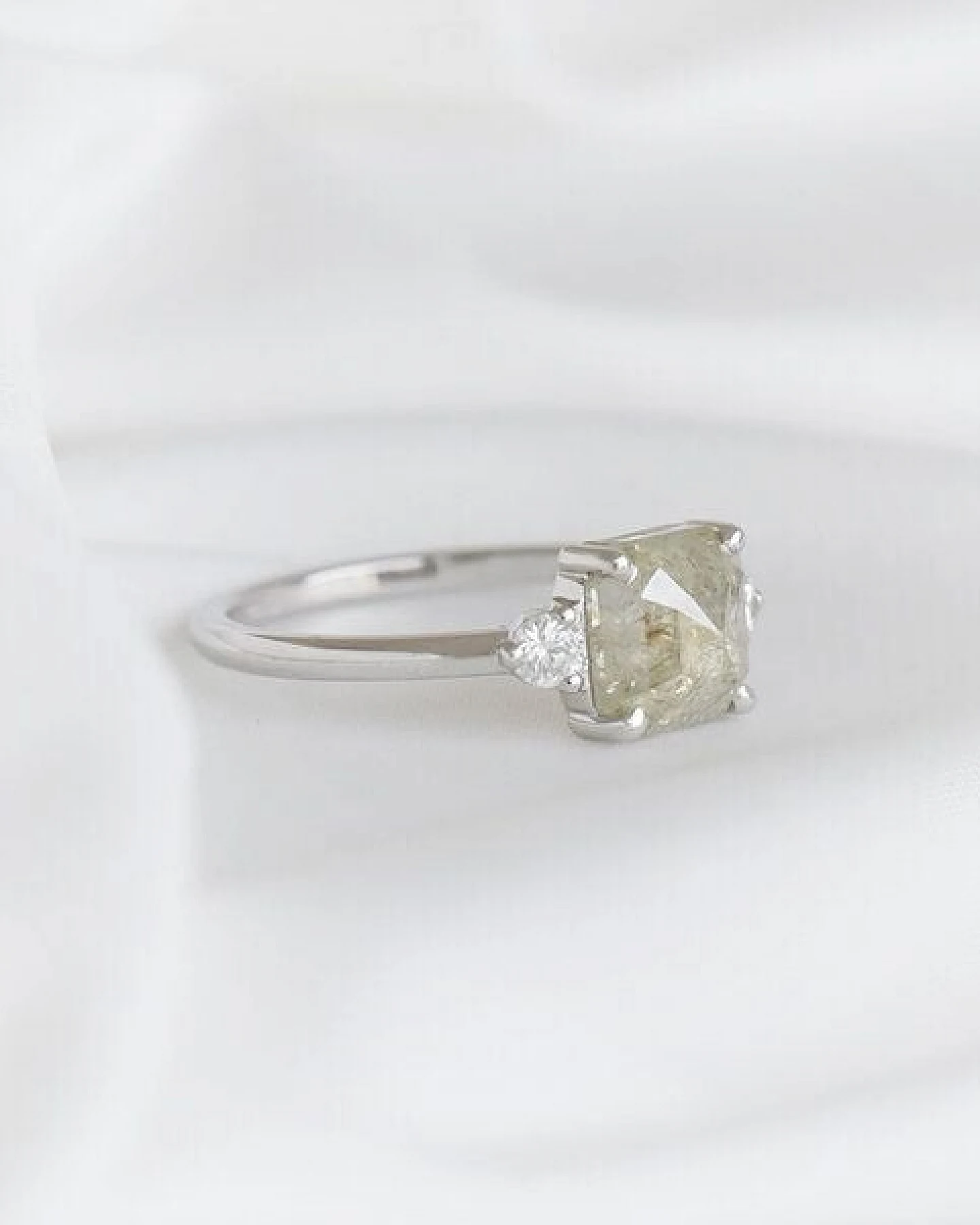 Eppi Goldenring mit einem Salt and Pepper Diamanten Mahmud – Ansicht 2