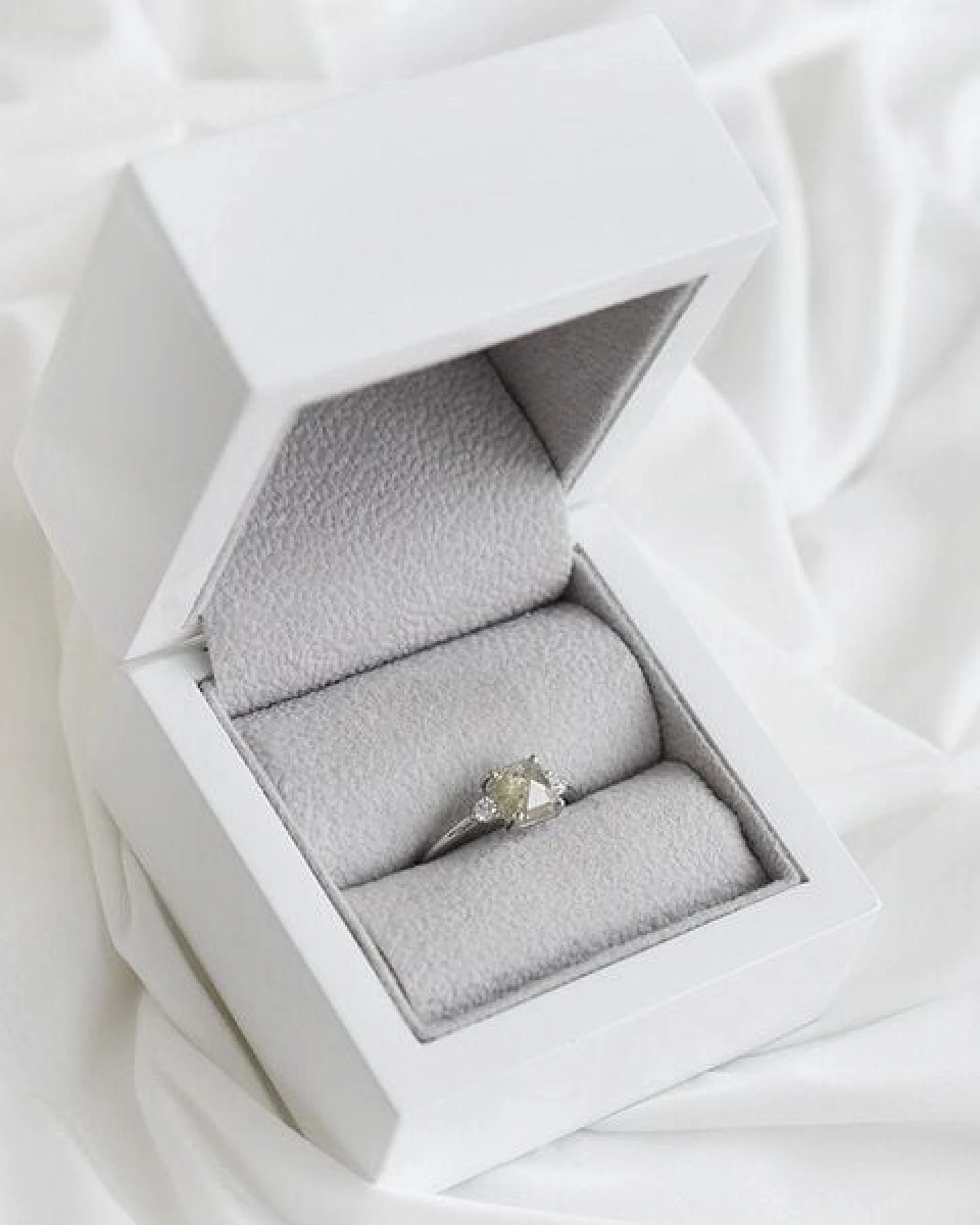 Eppi Goldenring mit einem Salt and Pepper Diamanten Mahmud – Ansicht 3