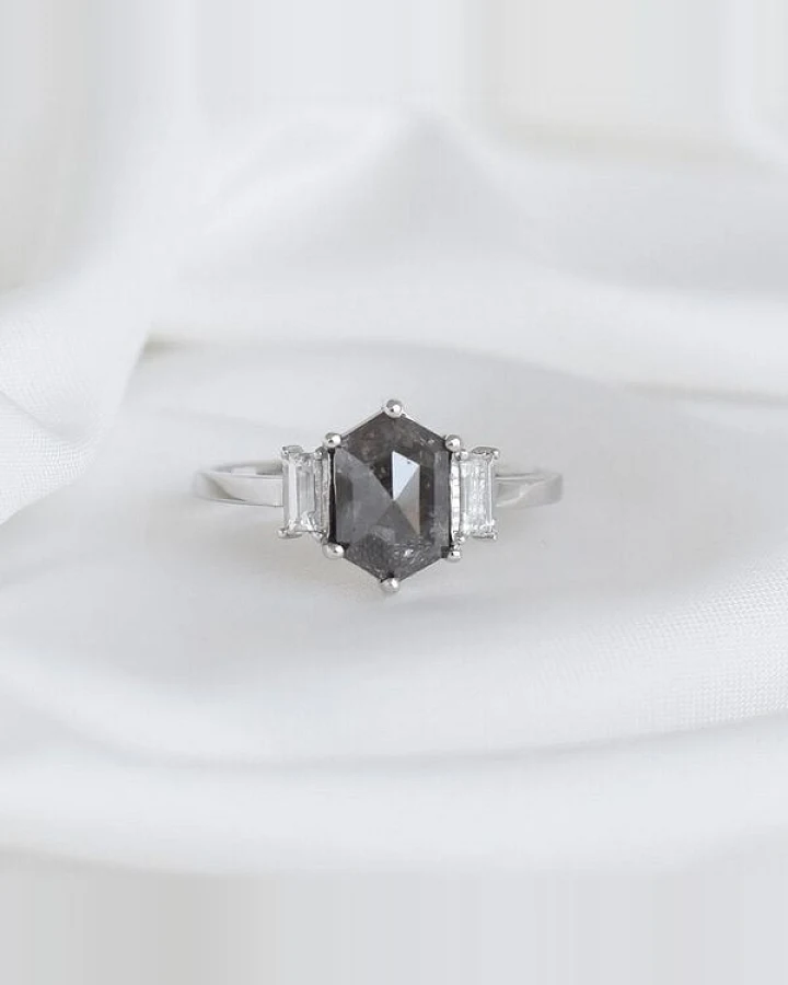 Eppi Ring mit Salt and Pepper Diamant und Saphiren Nadiia
