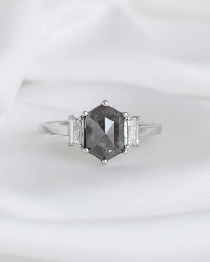 Eppi Ring mit Salt and Pepper Diamant und Saphiren Nadiia