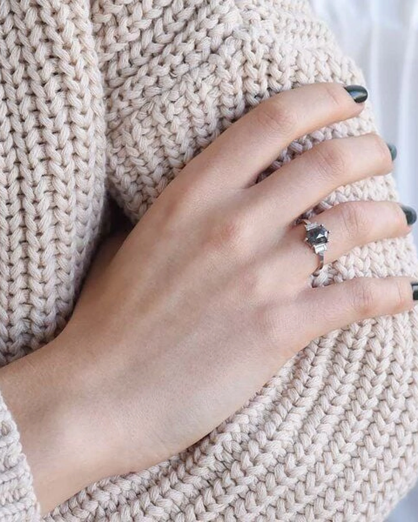 Eppi Ring mit Salt and Pepper Diamant und Saphiren Nadiia – Ansicht 4