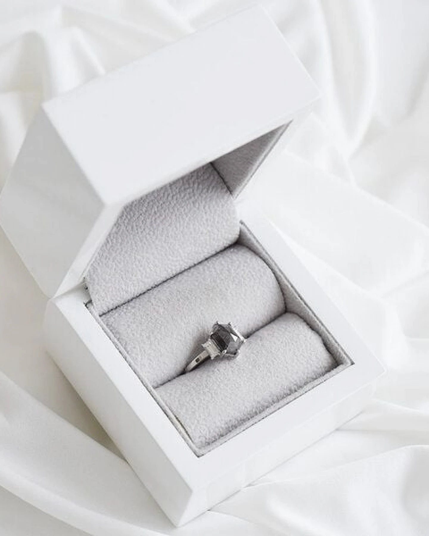 Eppi Ring mit Salt and Pepper Diamant und Saphiren Nadiia – Ansicht 3