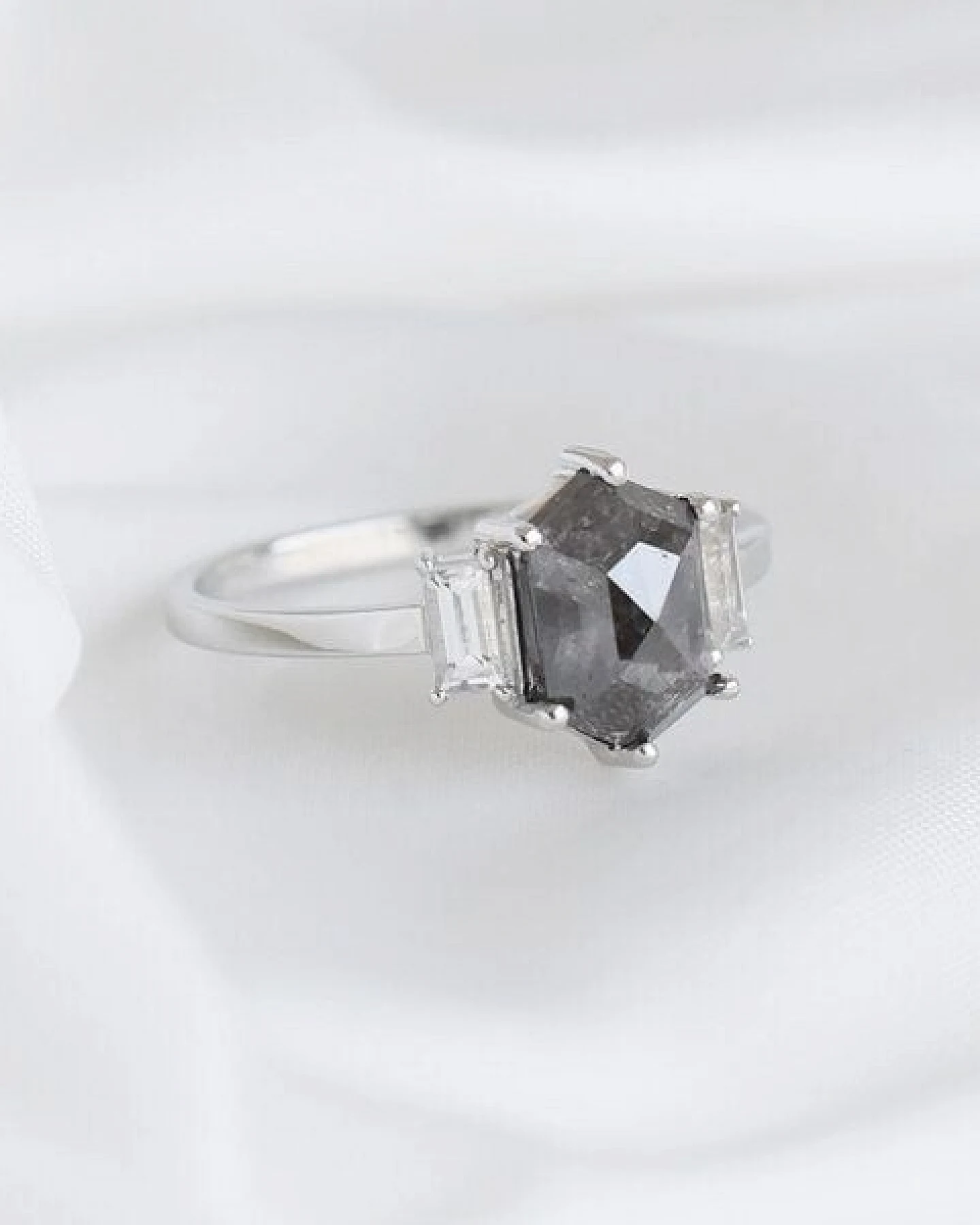 Eppi Ring mit Salt and Pepper Diamant und Saphiren Nadiia – Ansicht 2