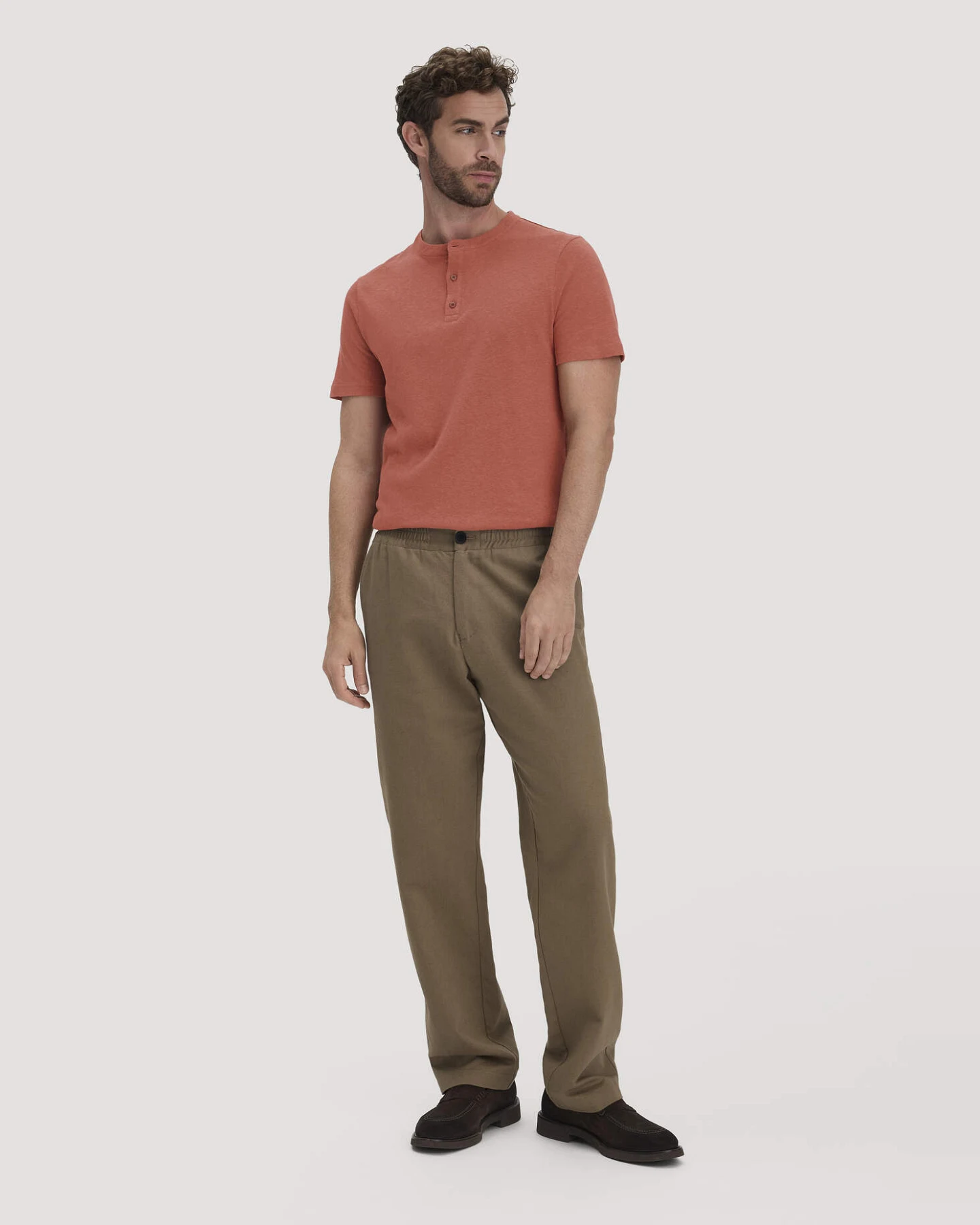 hessnatur Herren Henley T-Shirt Regular aus Leinen und Bio-Baumwolle - braun - Größe 56 – Ansicht 2