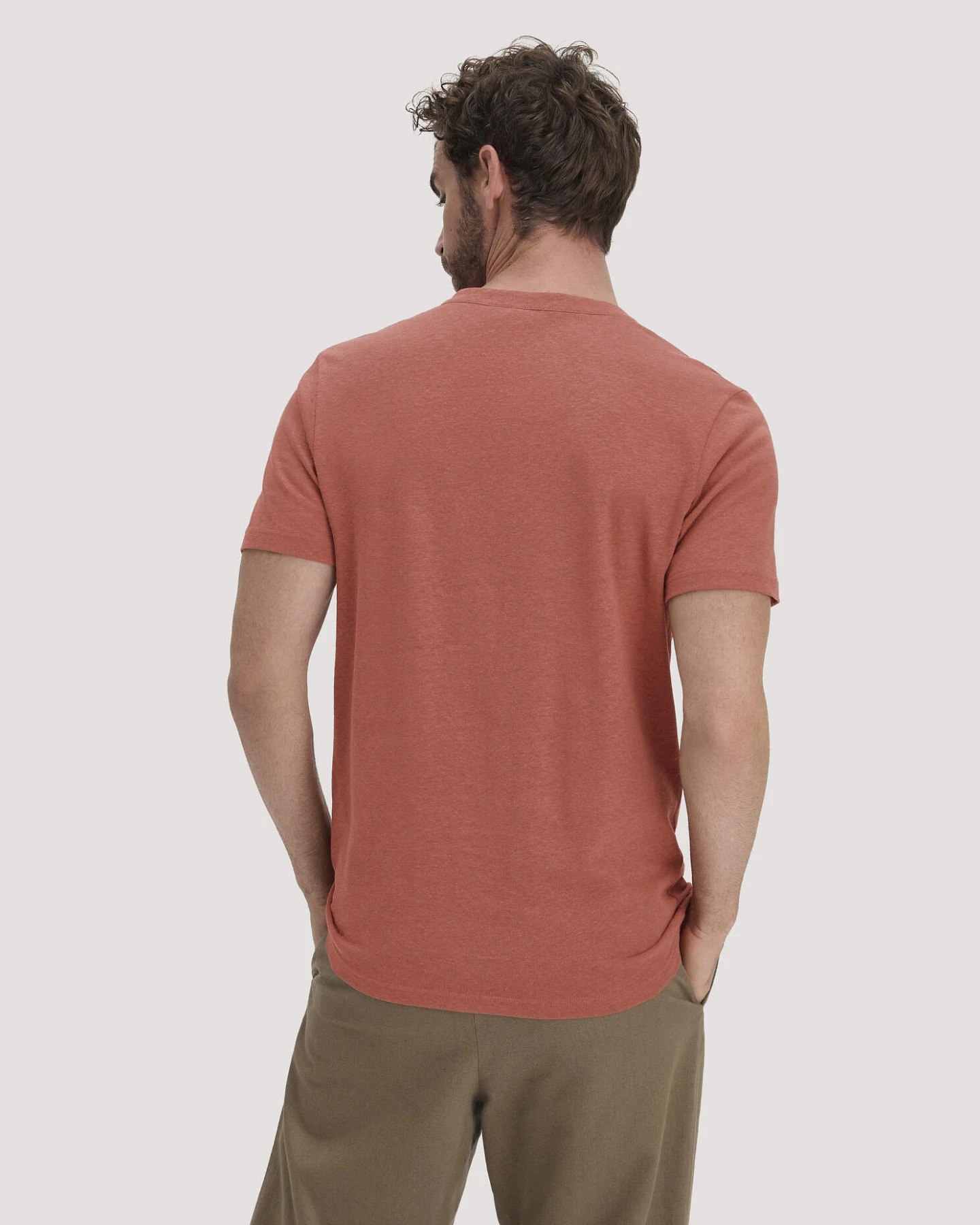 hessnatur Herren Henley T-Shirt Regular aus Leinen und Bio-Baumwolle - braun - Größe 56 – Ansicht 3