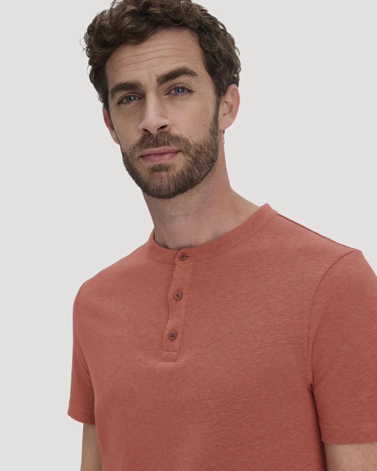 hessnatur Herren Henley T-Shirt Regular aus Leinen und Bio-Baumwolle - braun - Größe 56 – Ansicht 4