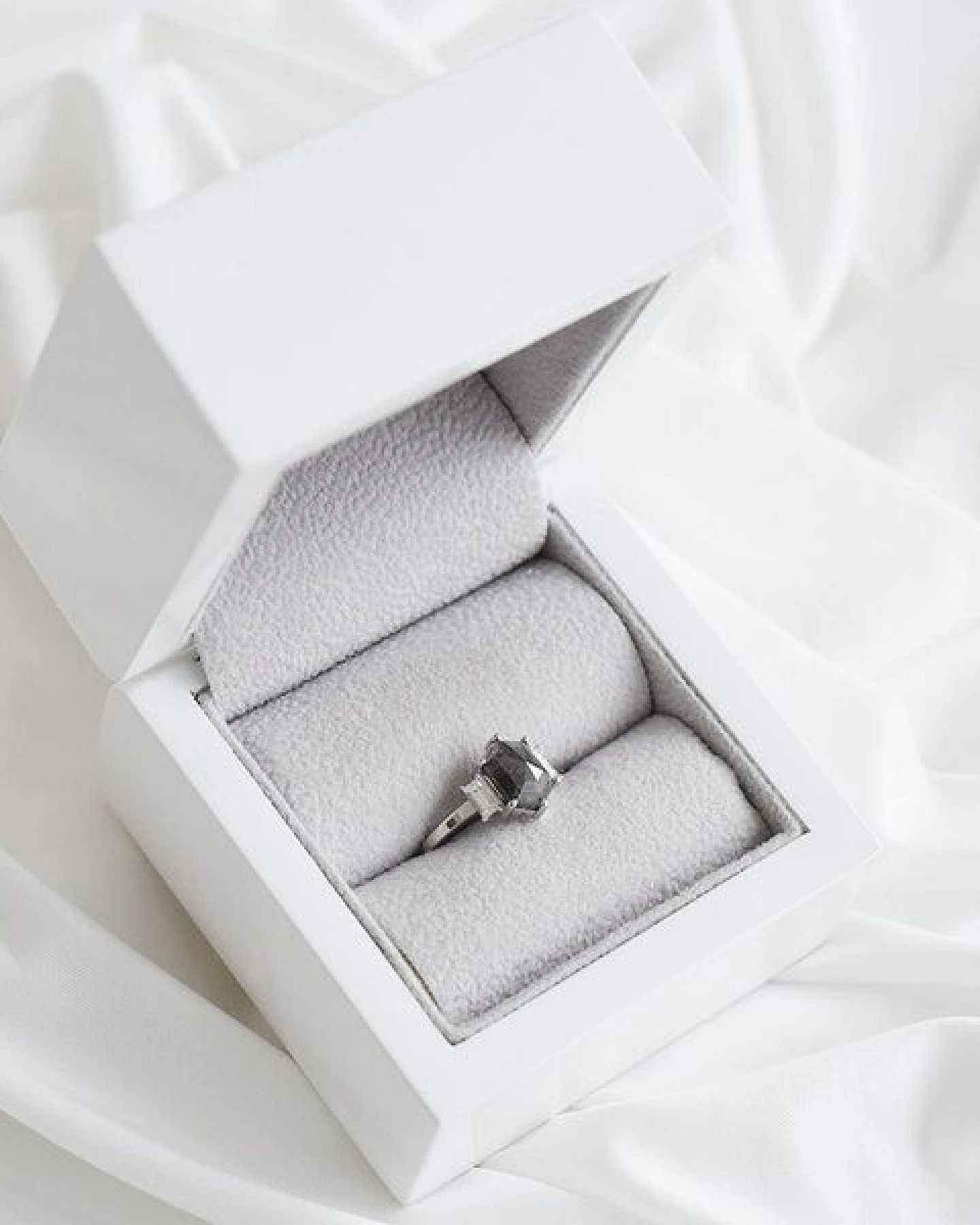 Eppi Ring mit Salt and Pepper Diamant und Saphiren Nadiia – Ansicht 3