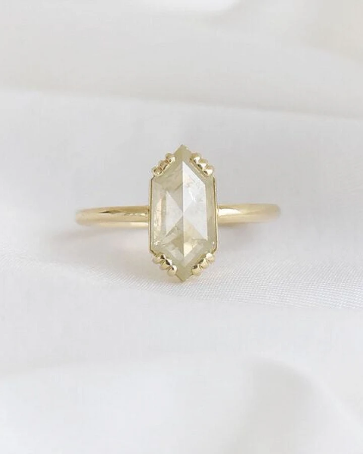 Eppi Goldener Ring mit Hexagon Salt und Pepper Diamanten Yene