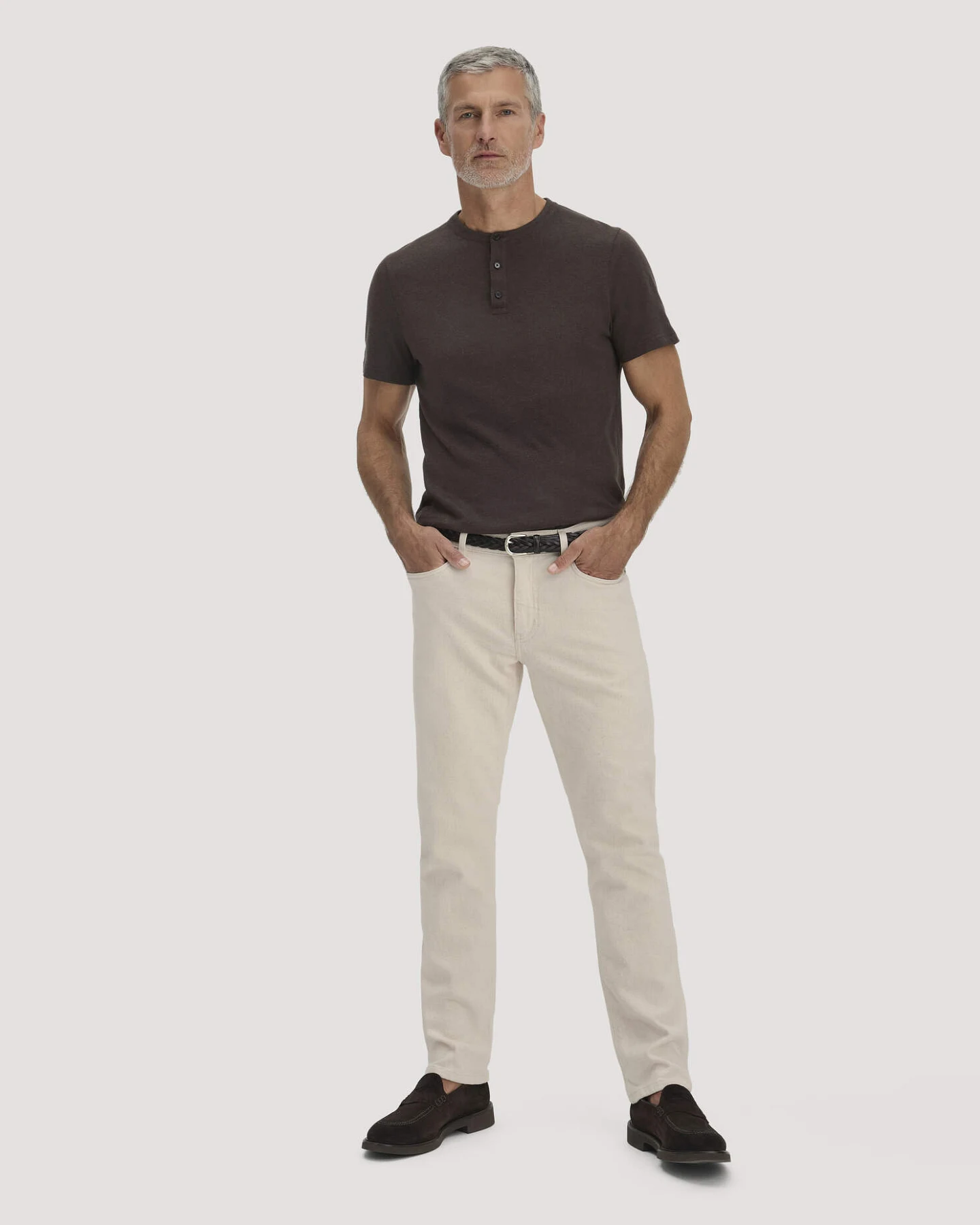 hessnatur Herren Henley T-Shirt Regular aus Leinen und Bio-Baumwolle - braun - Größe 56 – Ansicht 2