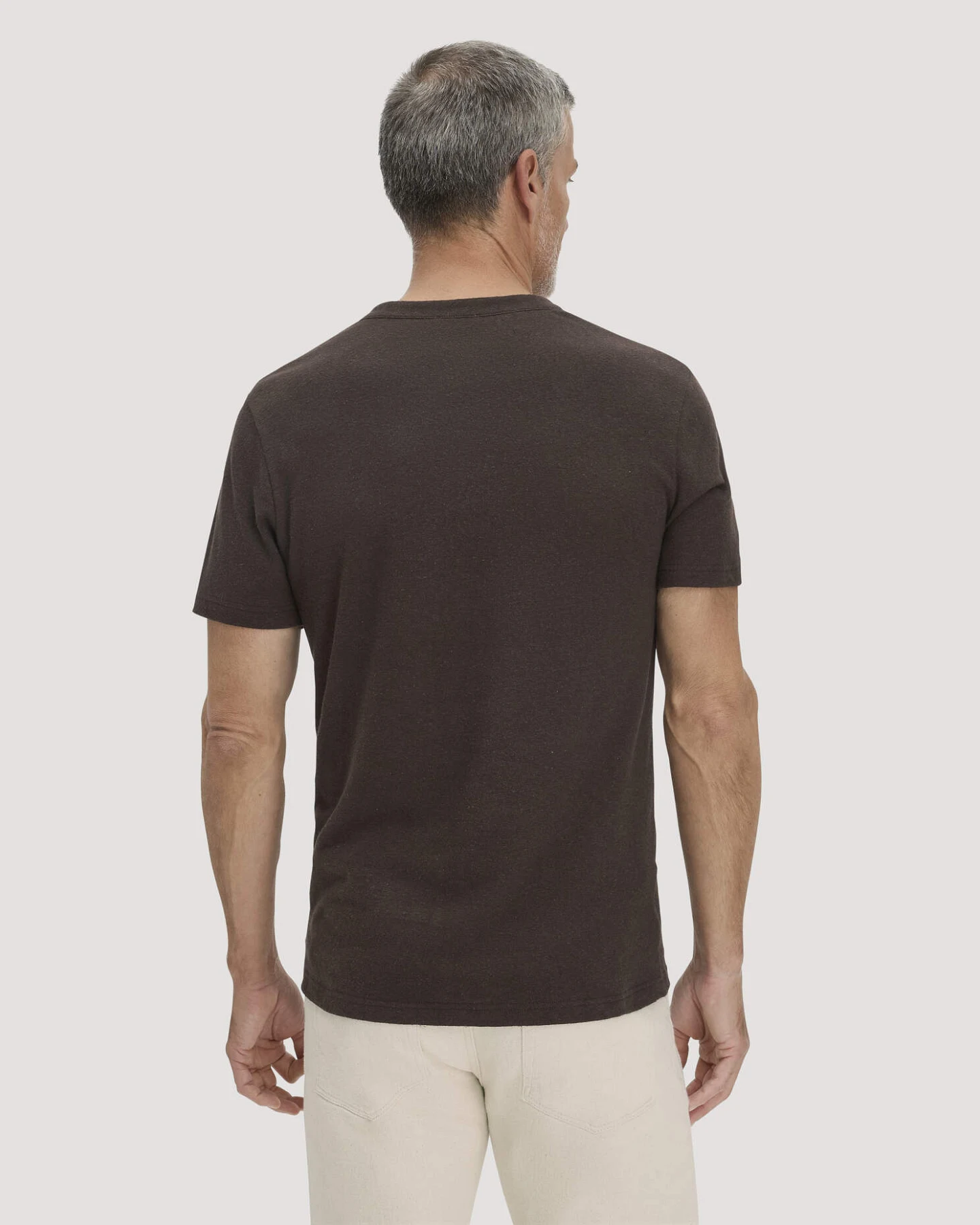 hessnatur Herren Henley T-Shirt Regular aus Leinen und Bio-Baumwolle - braun - Größe 56 – Ansicht 3