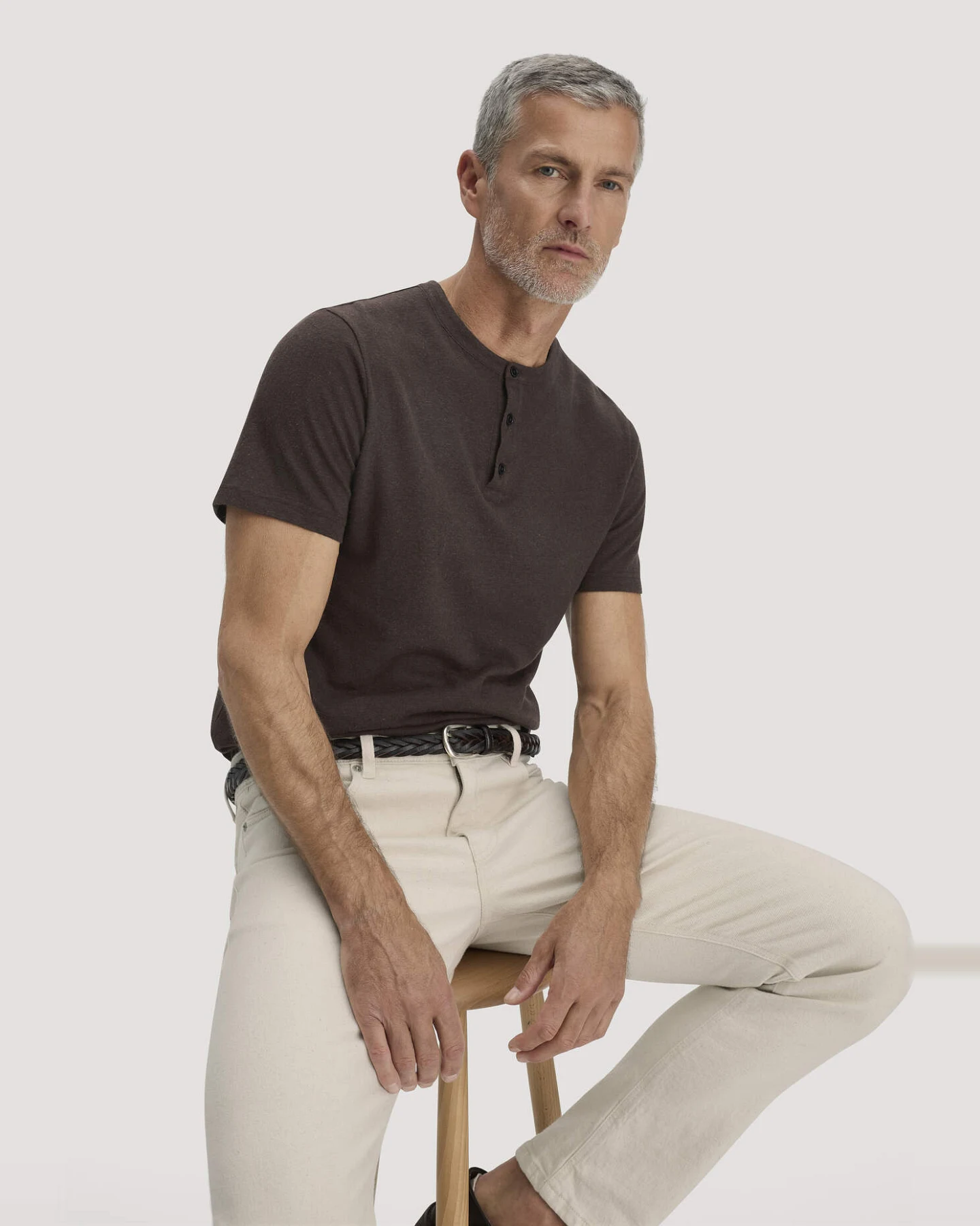 hessnatur Herren Henley T-Shirt Regular aus Leinen und Bio-Baumwolle - braun - Größe 56 – Ansicht 4