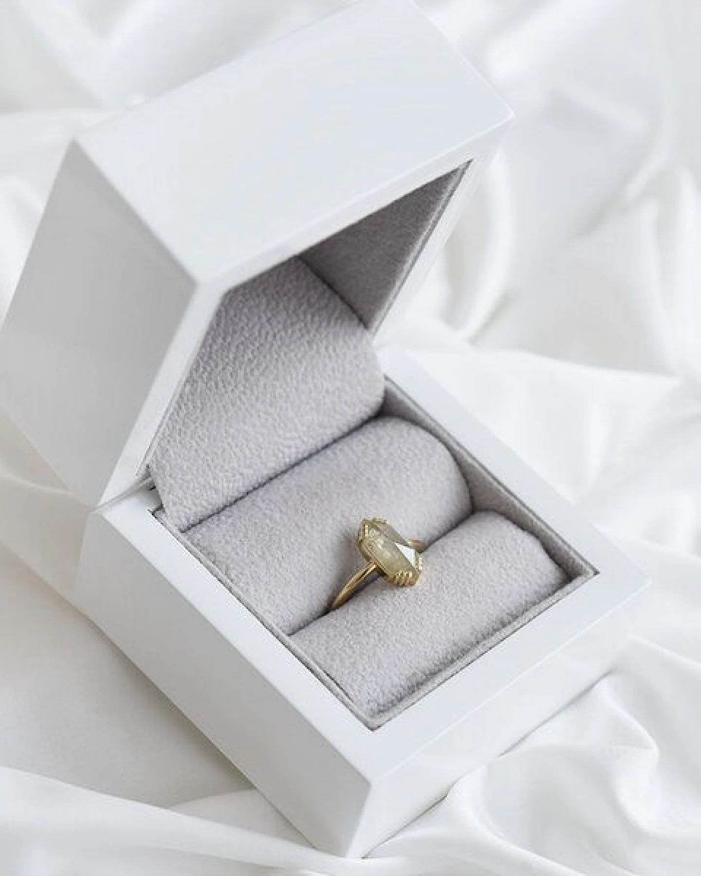 Eppi Goldener Ring mit Hexagon Salt und Pepper Diamanten Yene – Ansicht 4