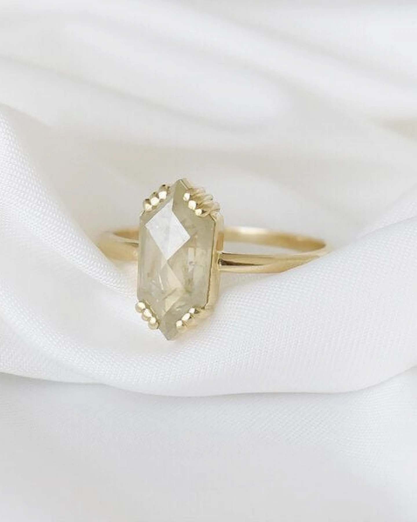 Eppi Goldener Ring mit Hexagon Salt und Pepper Diamanten Yene – Ansicht 3