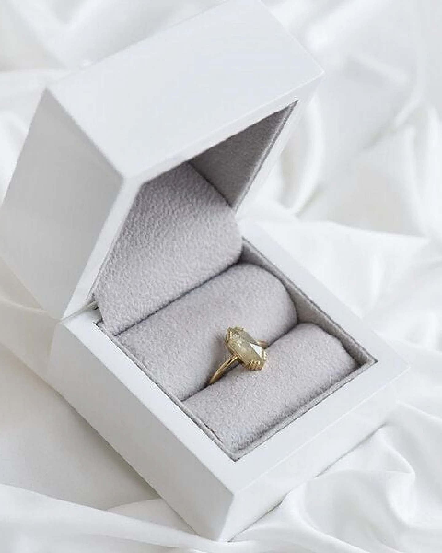 Eppi Goldener Ring mit Hexagon Salt und Pepper Diamanten Yene – Ansicht 4