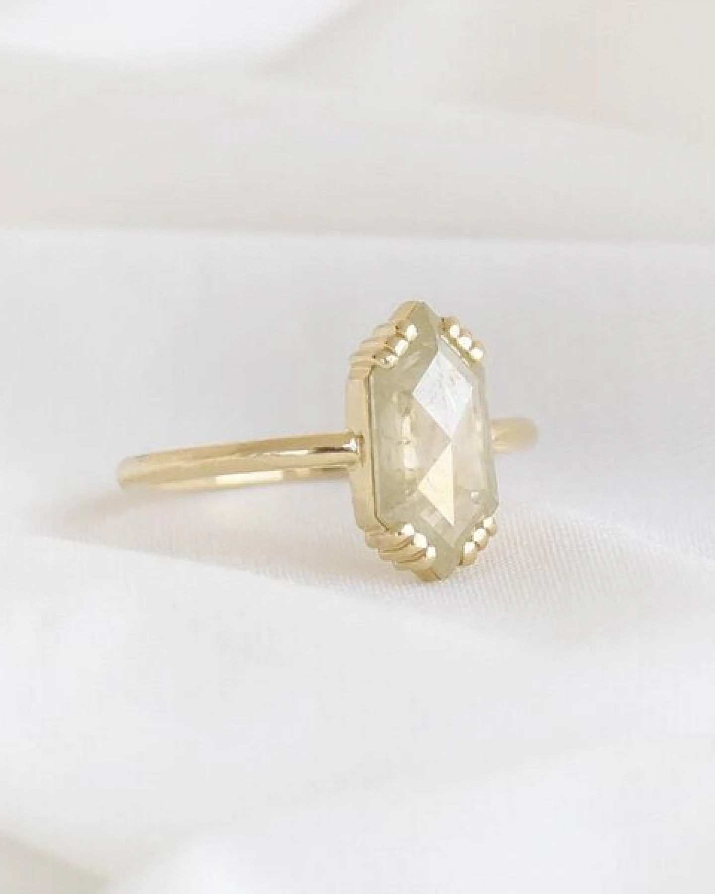 Eppi Goldener Ring mit Hexagon Salt und Pepper Diamanten Yene – Ansicht 2