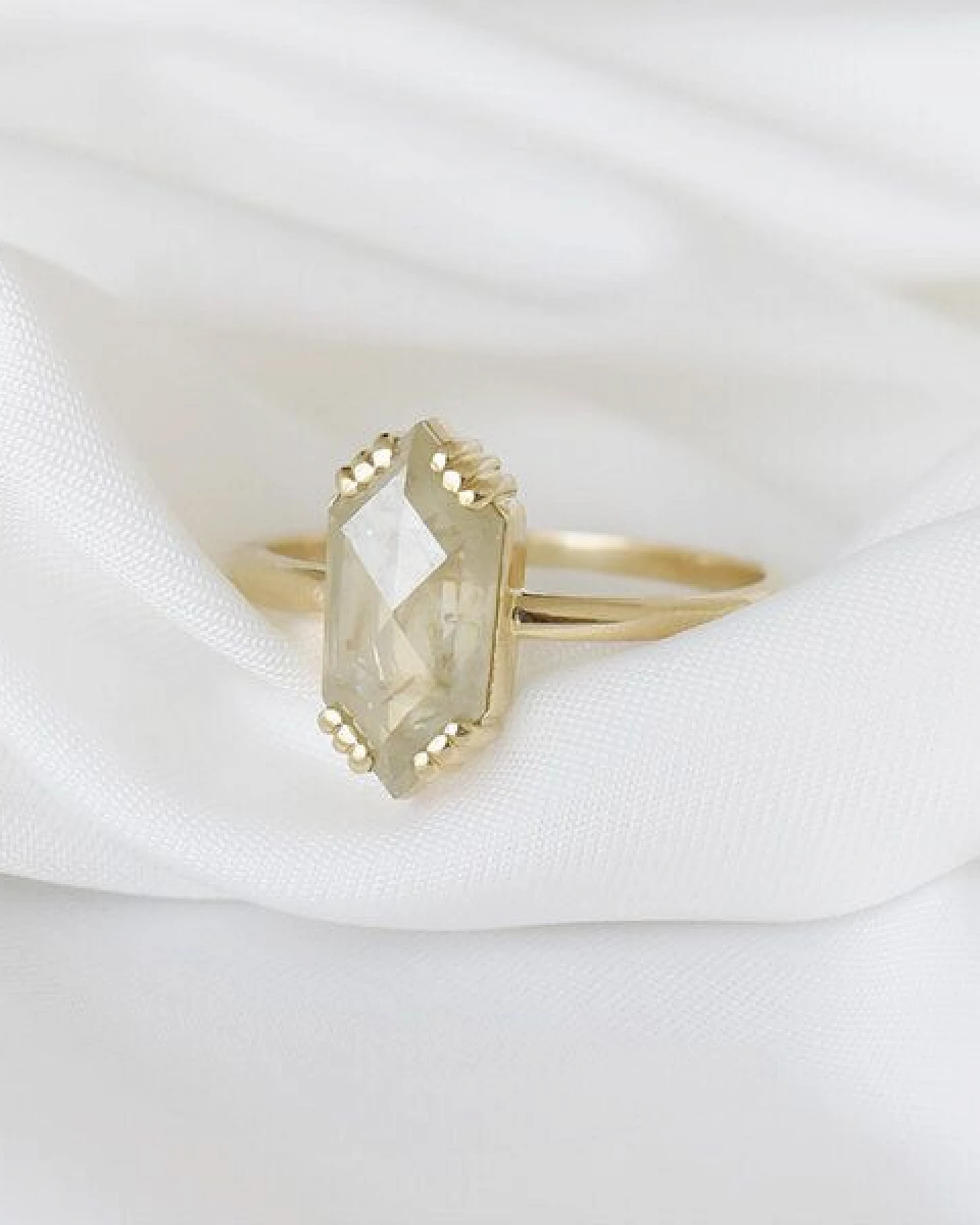 Eppi Goldener Ring mit Hexagon Salt und Pepper Diamanten Yene – Ansicht 3