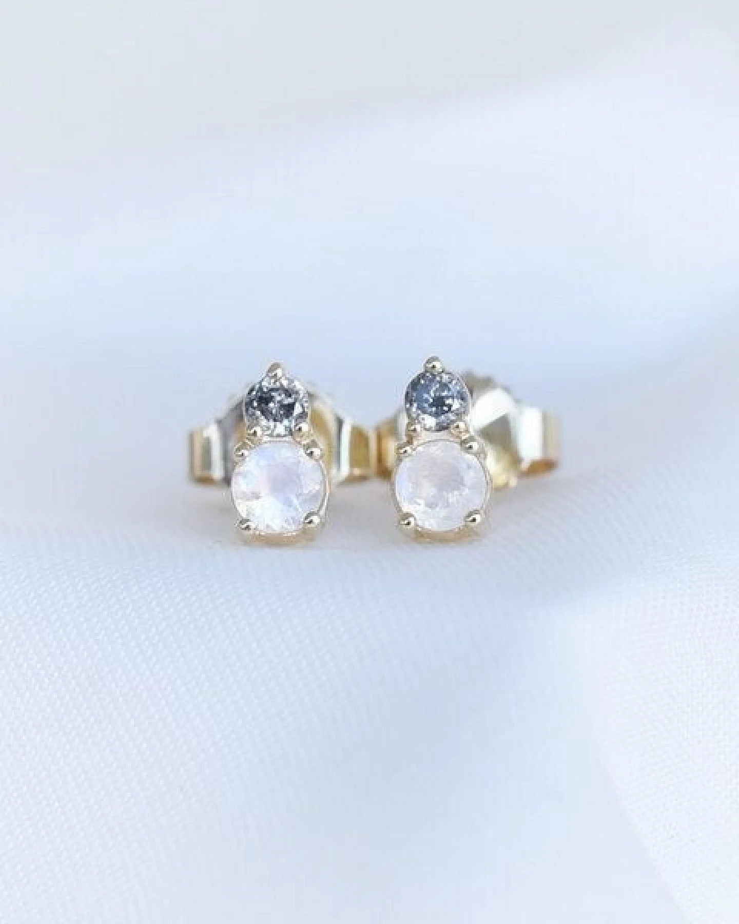 Eppi Ohrringe mit Mondsteinen und Salt und Pepper Diamanten Josse – Ansicht 2