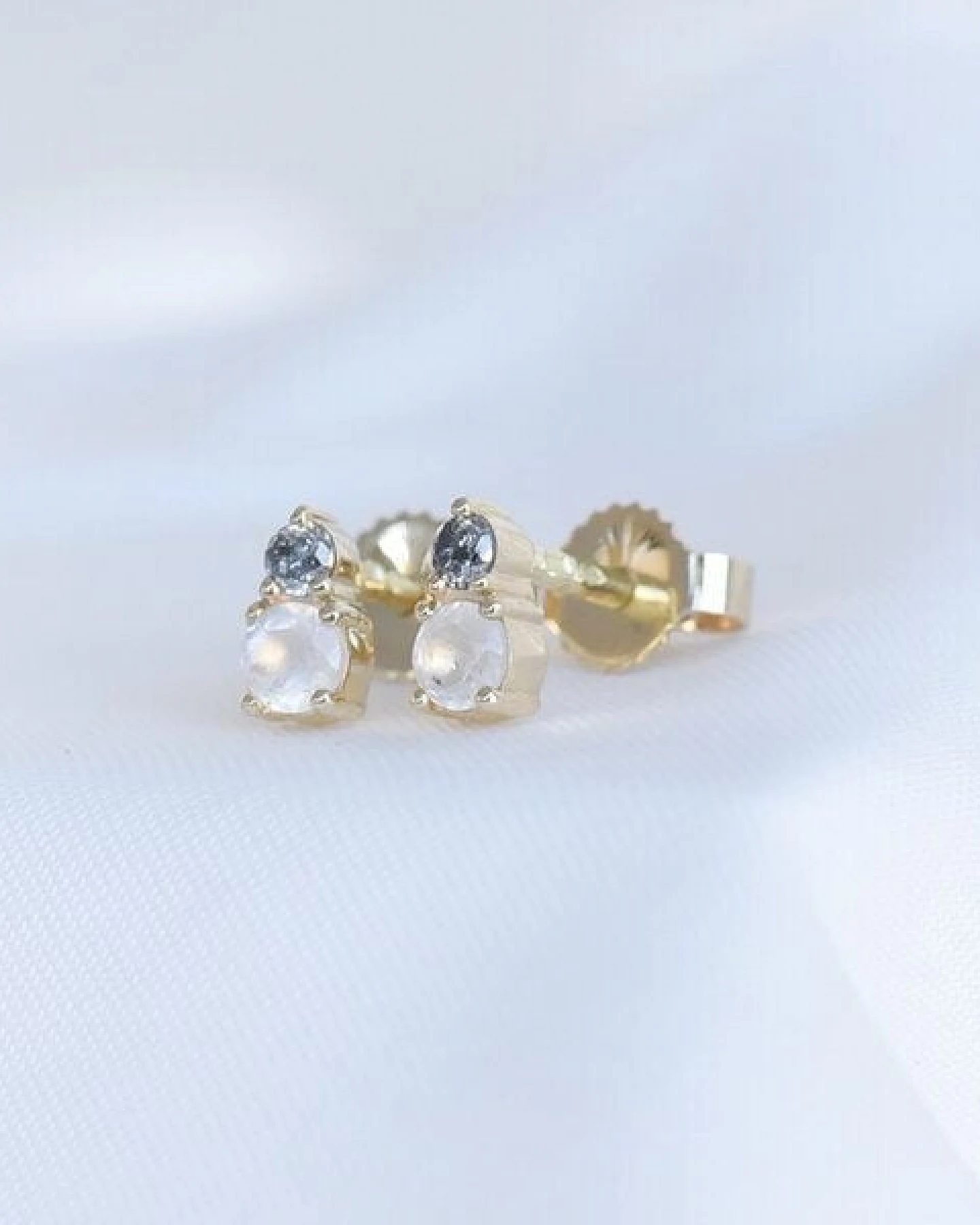Eppi Ohrringe mit Mondsteinen und Salt und Pepper Diamanten Josse – Ansicht 4