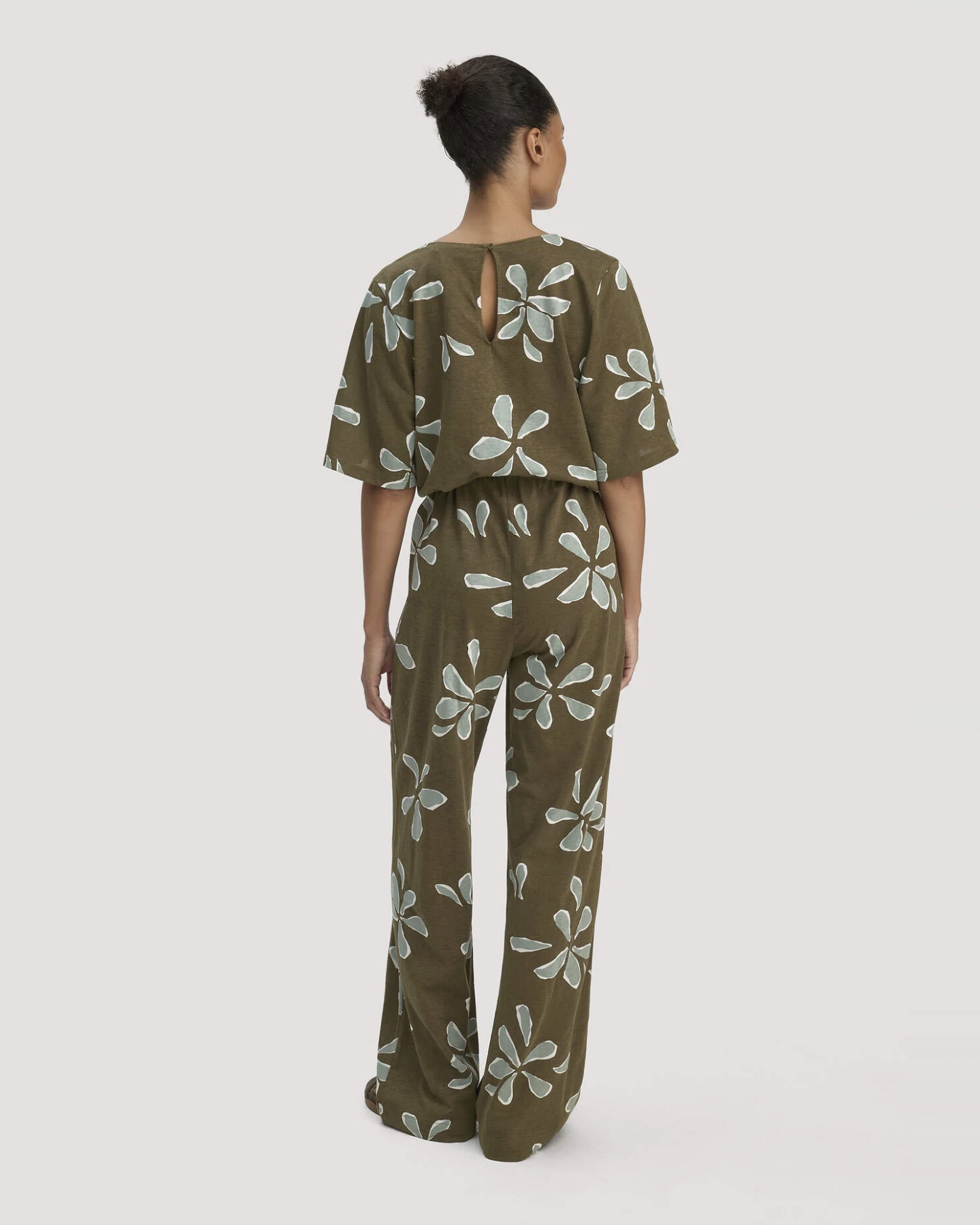 hessnatur Damen Print Jersey Overall Relaxed aus Bio-Baumwolle - grün - Größe 40 – Ansicht 2