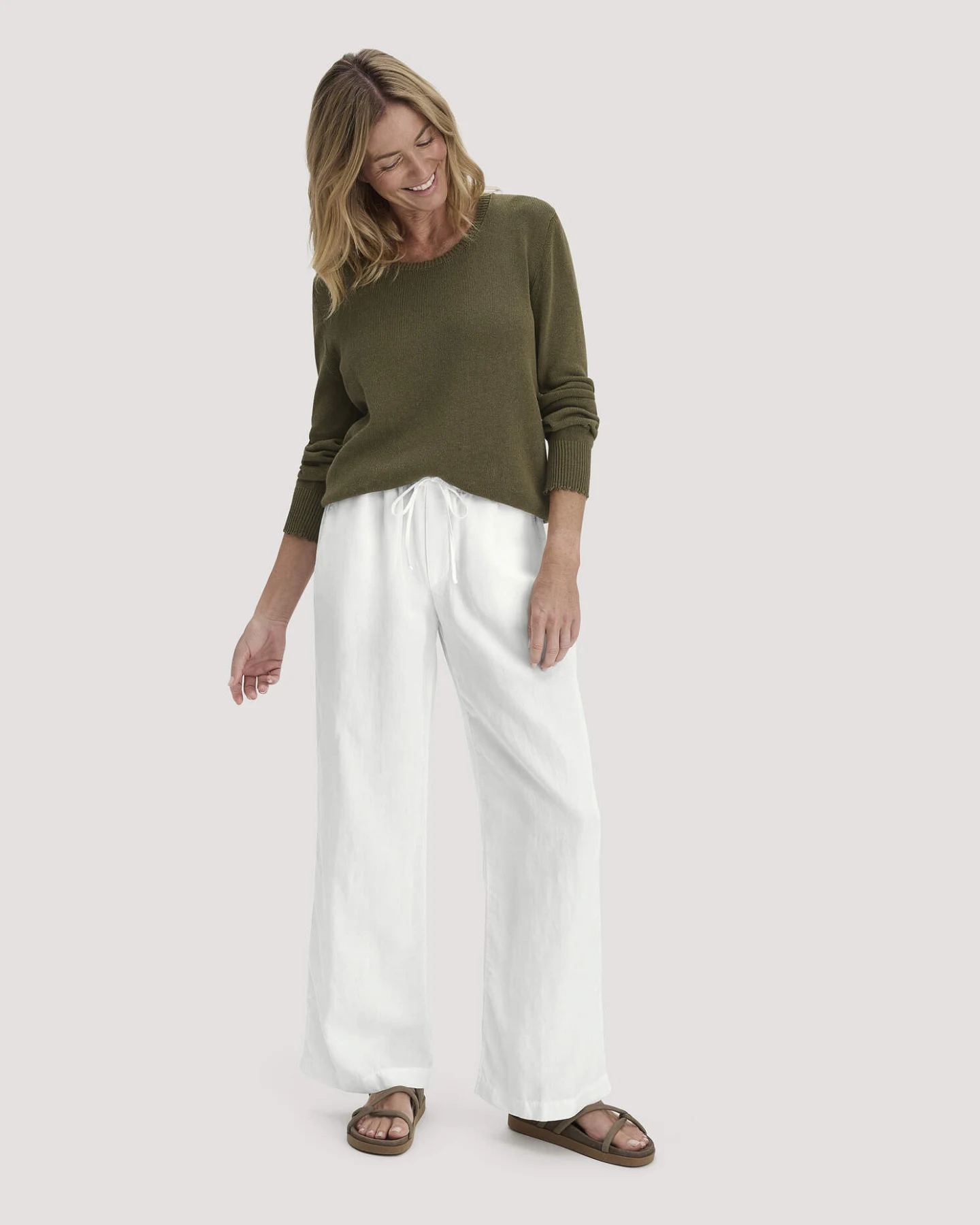 hessnatur Damen Strick Pullover Relaxed aus Leinen mit Bio-Baumwolle und LENZING™ ECOVERO - grün - Größe M – Ansicht 2