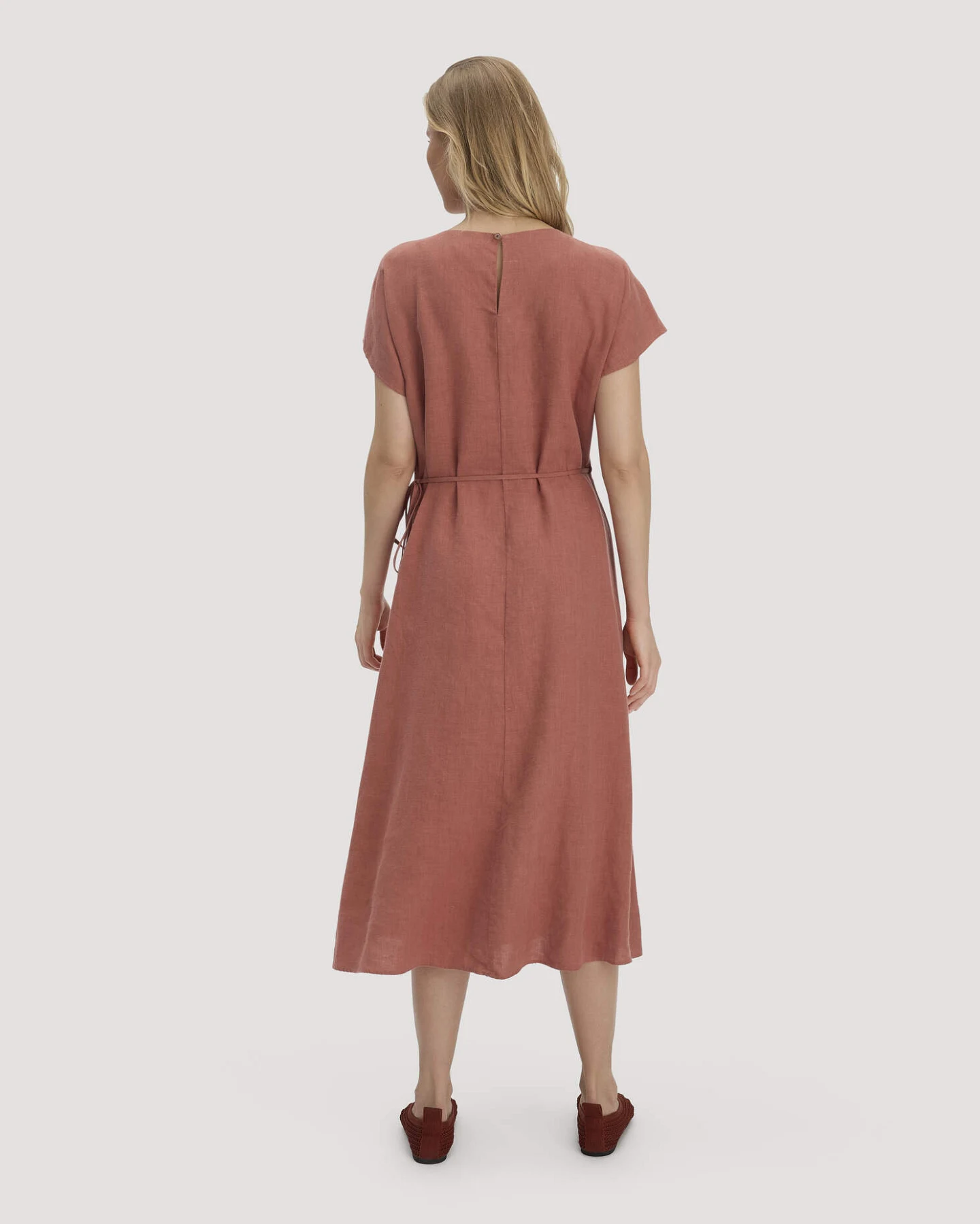 hessnatur Damen Kleid mit Wickeloptik Midi aus Leinen - braun - Größe 48 – Ansicht 2