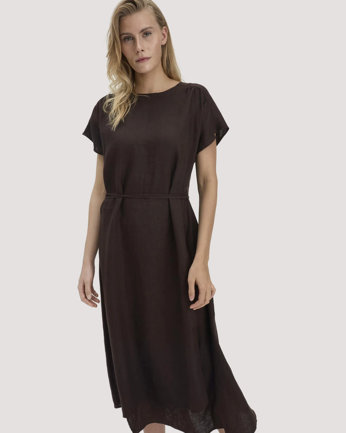 hessnatur Damen Kleid mit Wickeloptik Midi aus Leinen - braun - Größe 44 – Ansicht 4