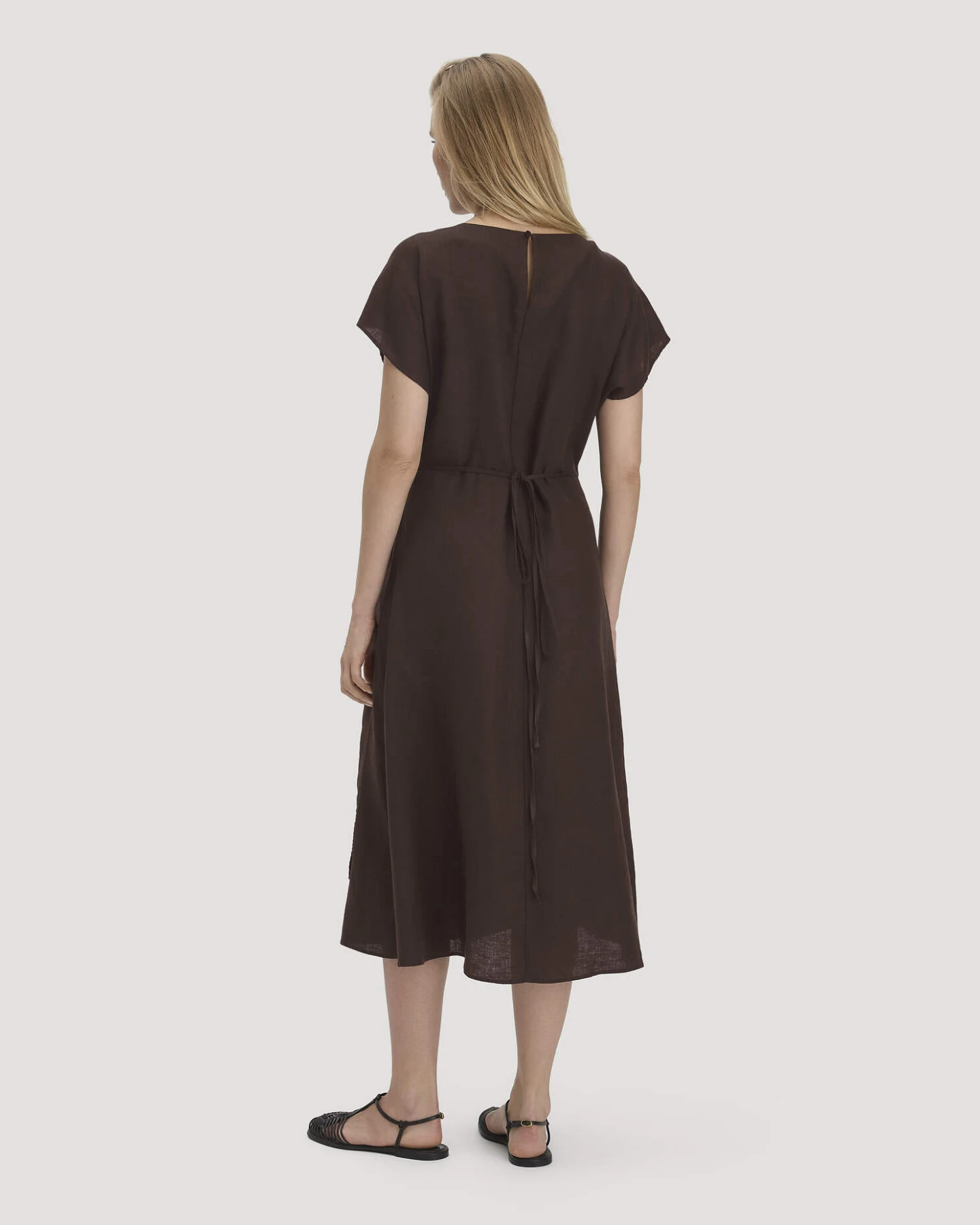 hessnatur Damen Kleid mit Wickeloptik Midi aus Leinen - braun - Größe 46 – Ansicht 2