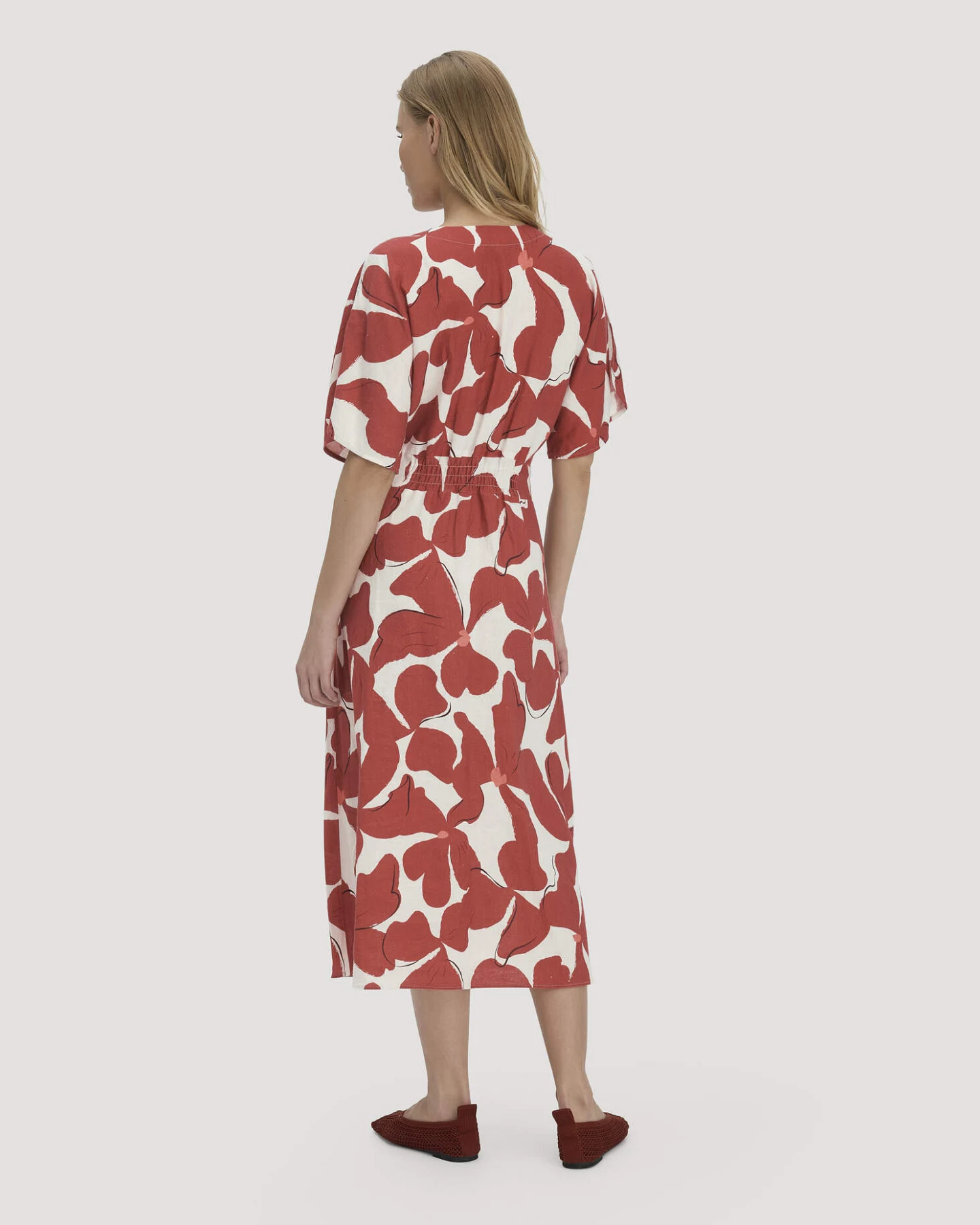 hessnatur Damen Kleid mit Taillierung Midi aus Leinen - braun - Größe 34 – Ansicht 2