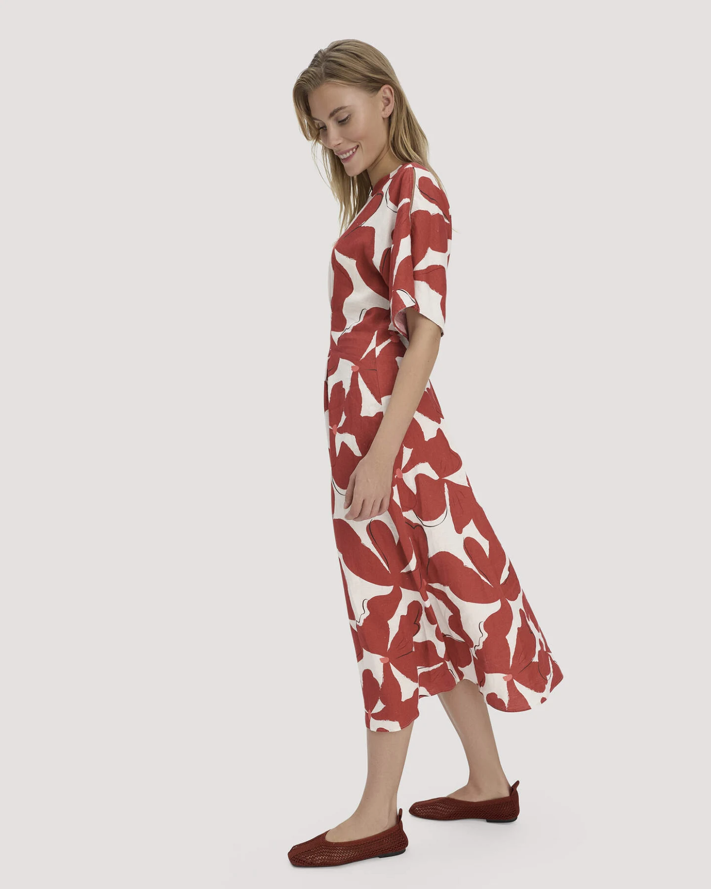 hessnatur Damen Kleid mit Taillierung Midi aus Leinen - braun - Größe 34 – Ansicht 4