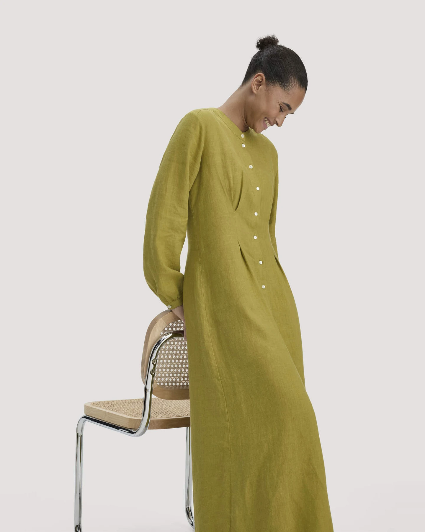 hessnatur Damen Hemdblusenkleid mit Taillierung Maxi aus Bio-Baumwolle mit Leinen - grün - Größe 46 – Ansicht 4