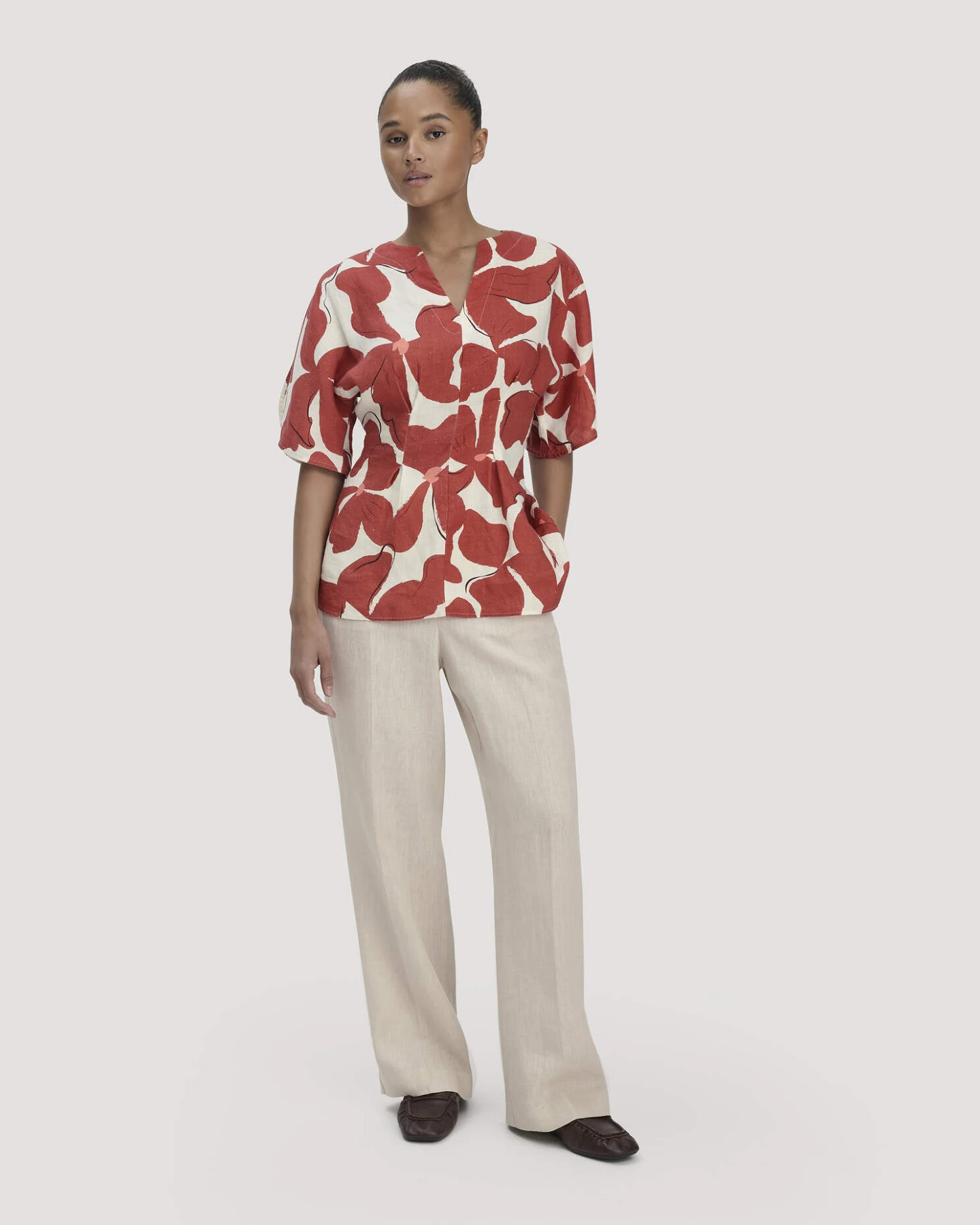 hessnatur Damen Print Bluse Relaxed aus Leinen - braun - Größe 34 – Ansicht 2