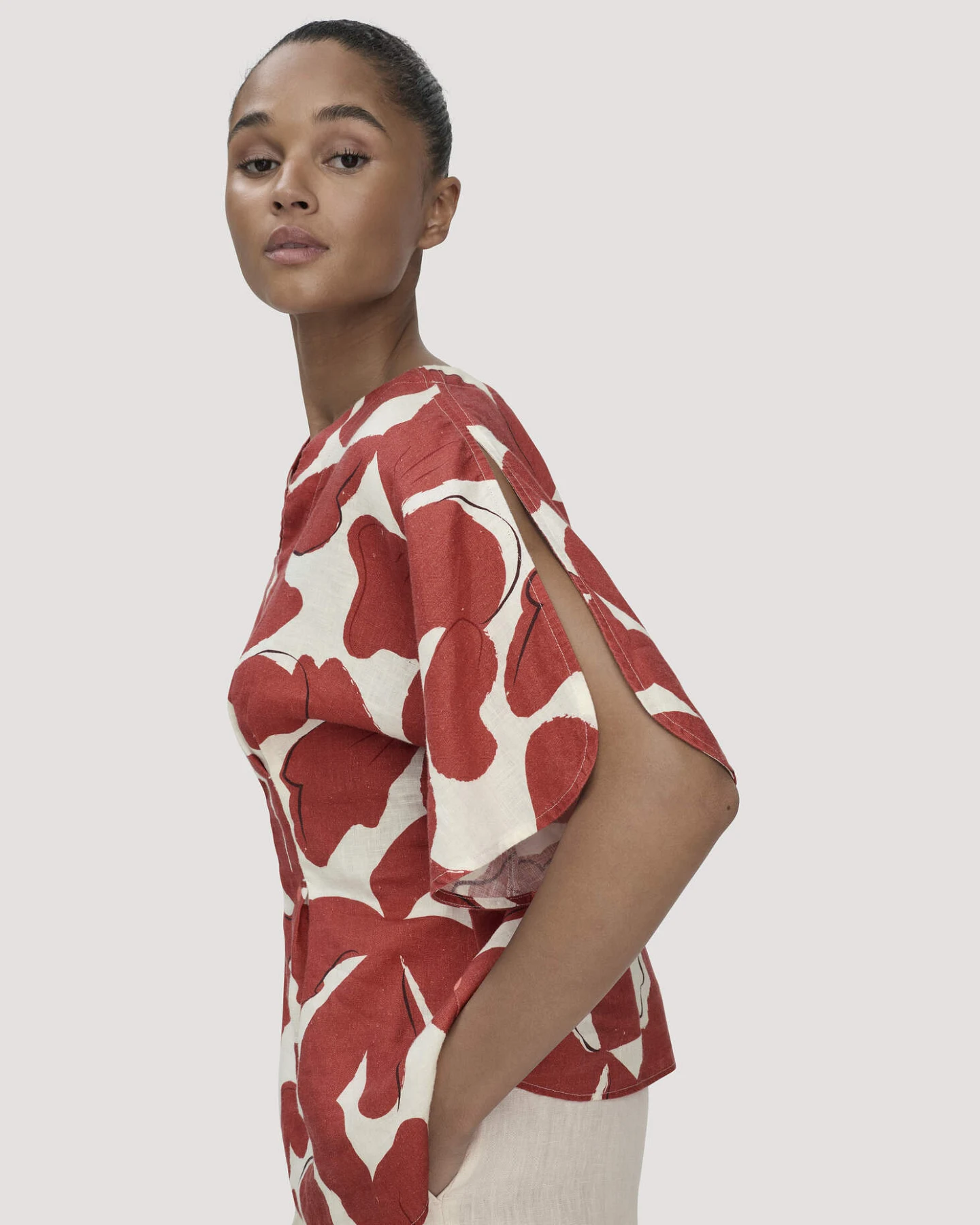 hessnatur Damen Print Bluse Relaxed aus Leinen - braun - Größe 36 – Ansicht 3
