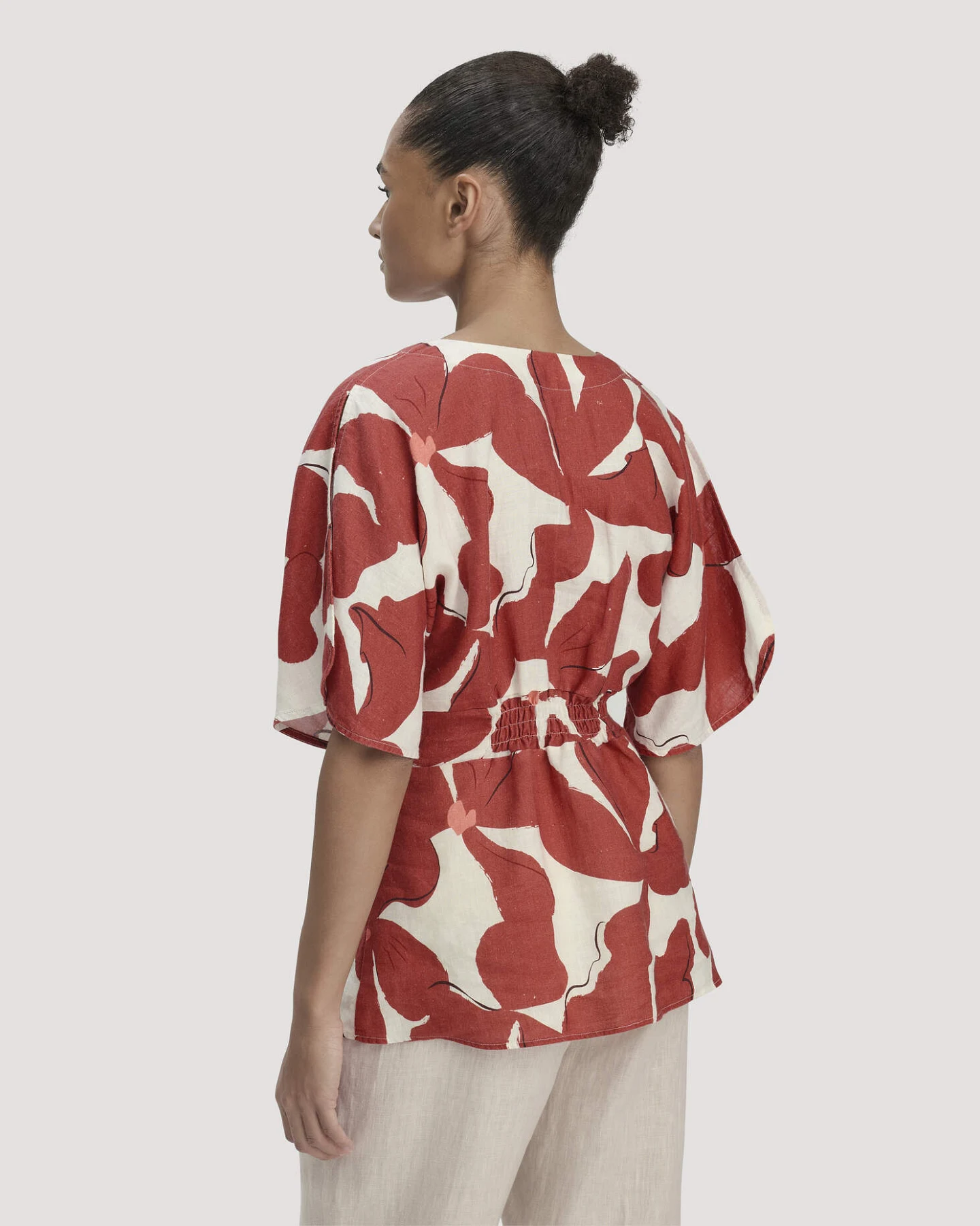 hessnatur Damen Print Bluse Relaxed aus Leinen - braun - Größe 36 – Ansicht 4