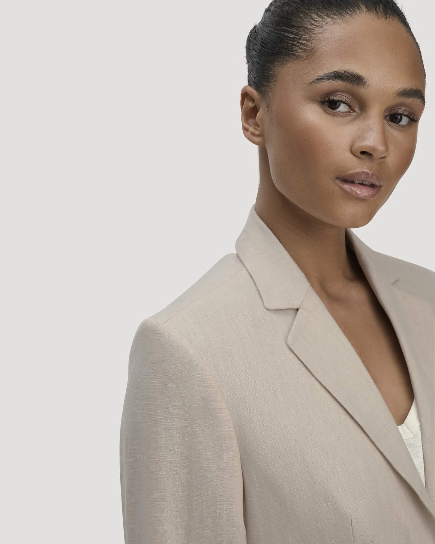 hessnatur Damen Blazer Regular aus Leinen - beige - Größe 48 – Ansicht 4