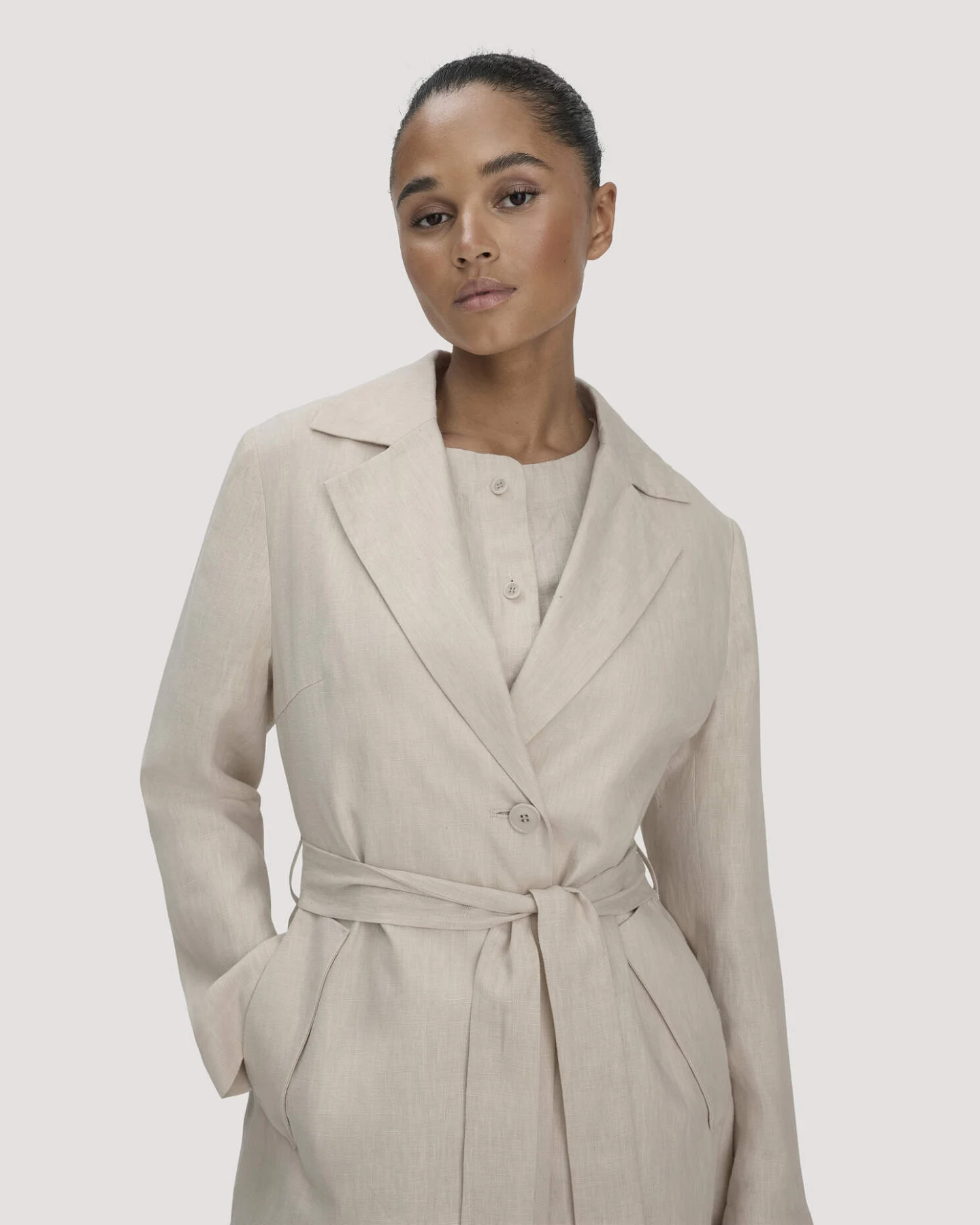 hessnatur Damen Mantel Regular aus Leinen - beige - Größe 34 – Ansicht 3
