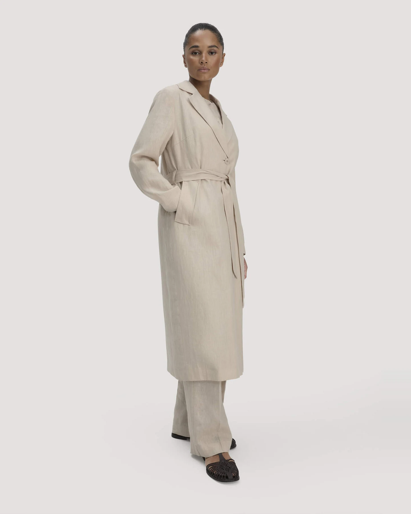 hessnatur Damen Mantel Regular aus Leinen - beige - Größe 42 – Ansicht 4
