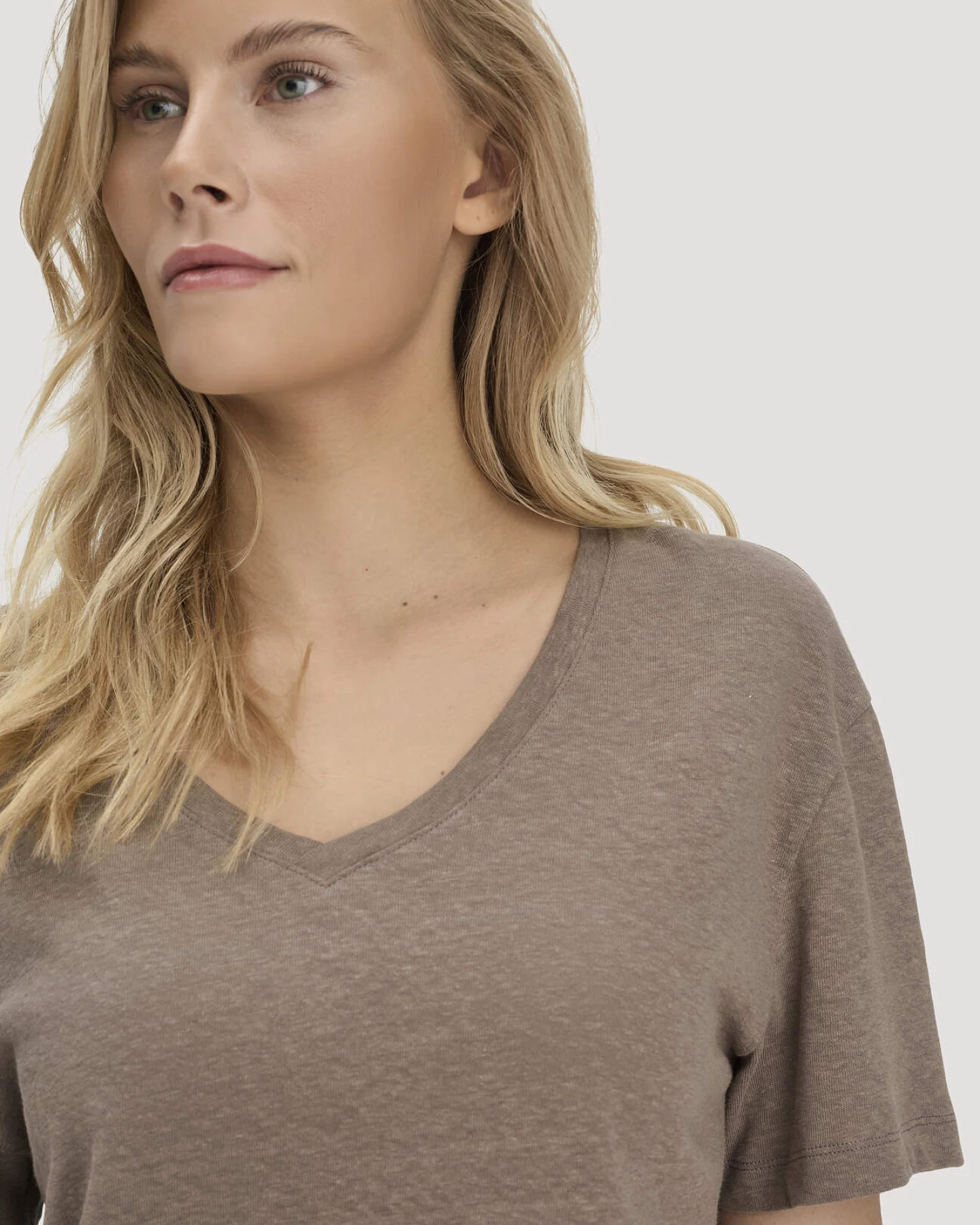 hessnatur Damen T-Shirt Oversize aus Leinen und Bio-Baumwolle - braun - Größe M – Ansicht 4